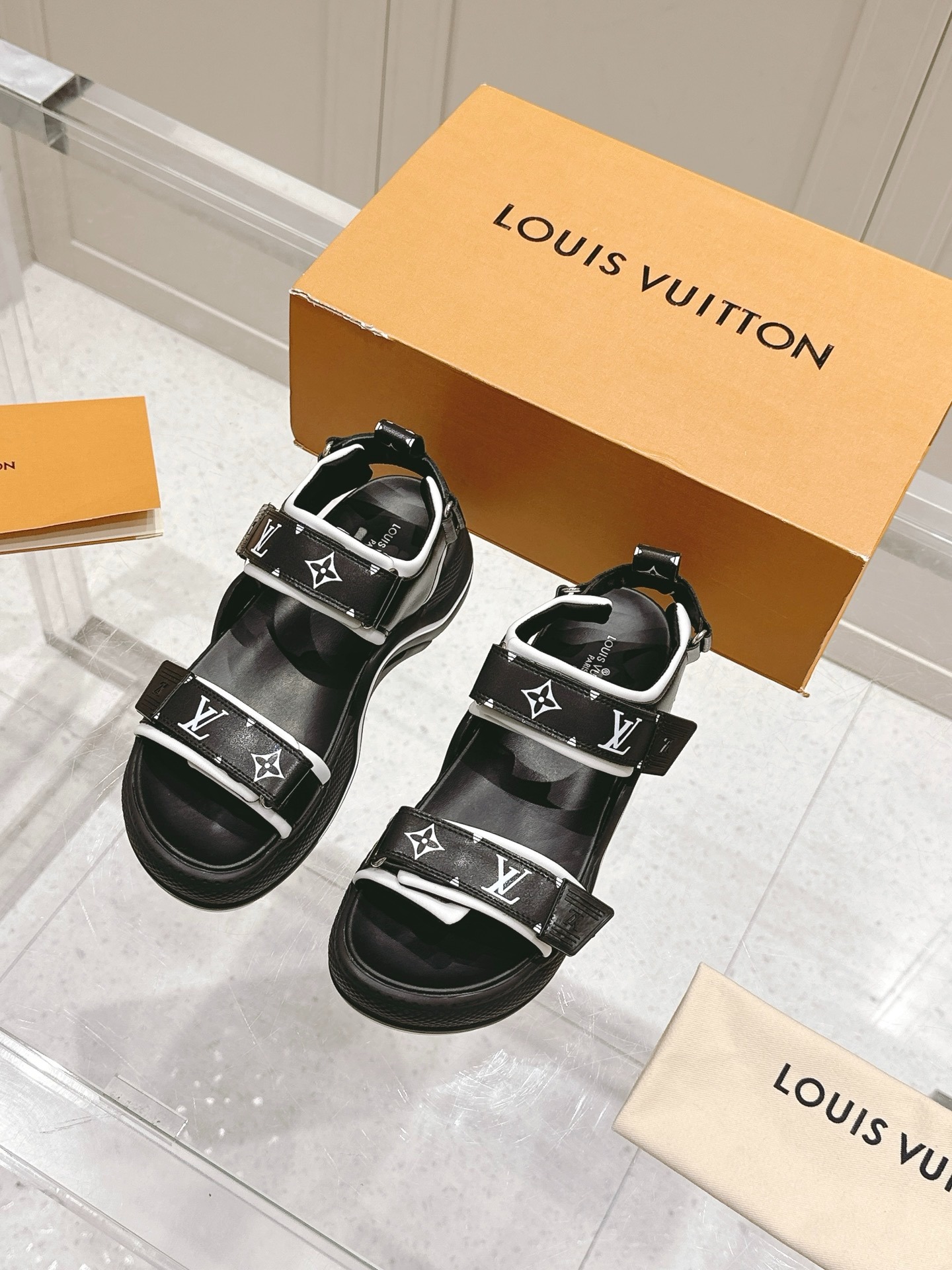 루이비통 2025 신상 아치형 벨크로 샌들