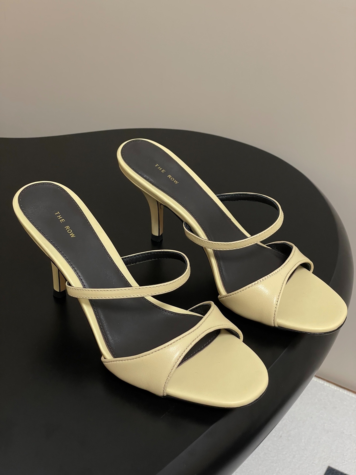 더로우 25s 봄여름 신상 심플 메탈가죽 통굽 샌들