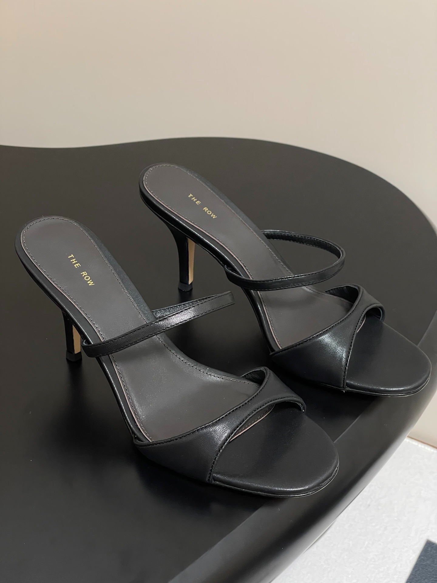 더로우 25s 봄여름 신상 심플 메탈가죽 통굽 샌들