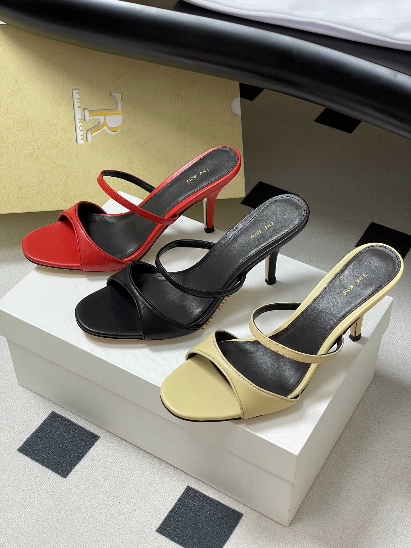 더로우 25s 봄여름 신상 심플 메탈가죽 통굽 샌들