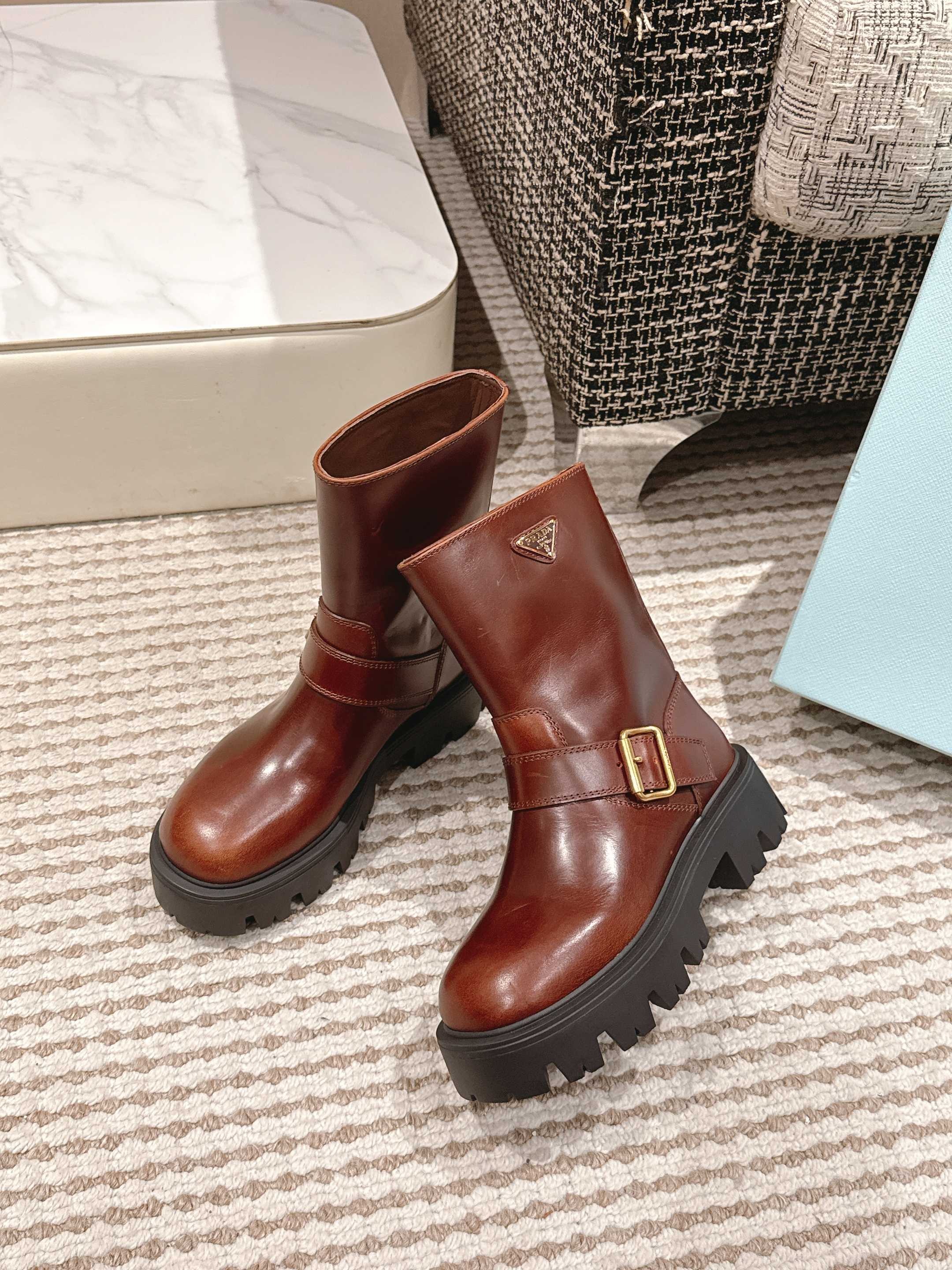 프라다 25 신상 클래식 통굽 앵클부츠