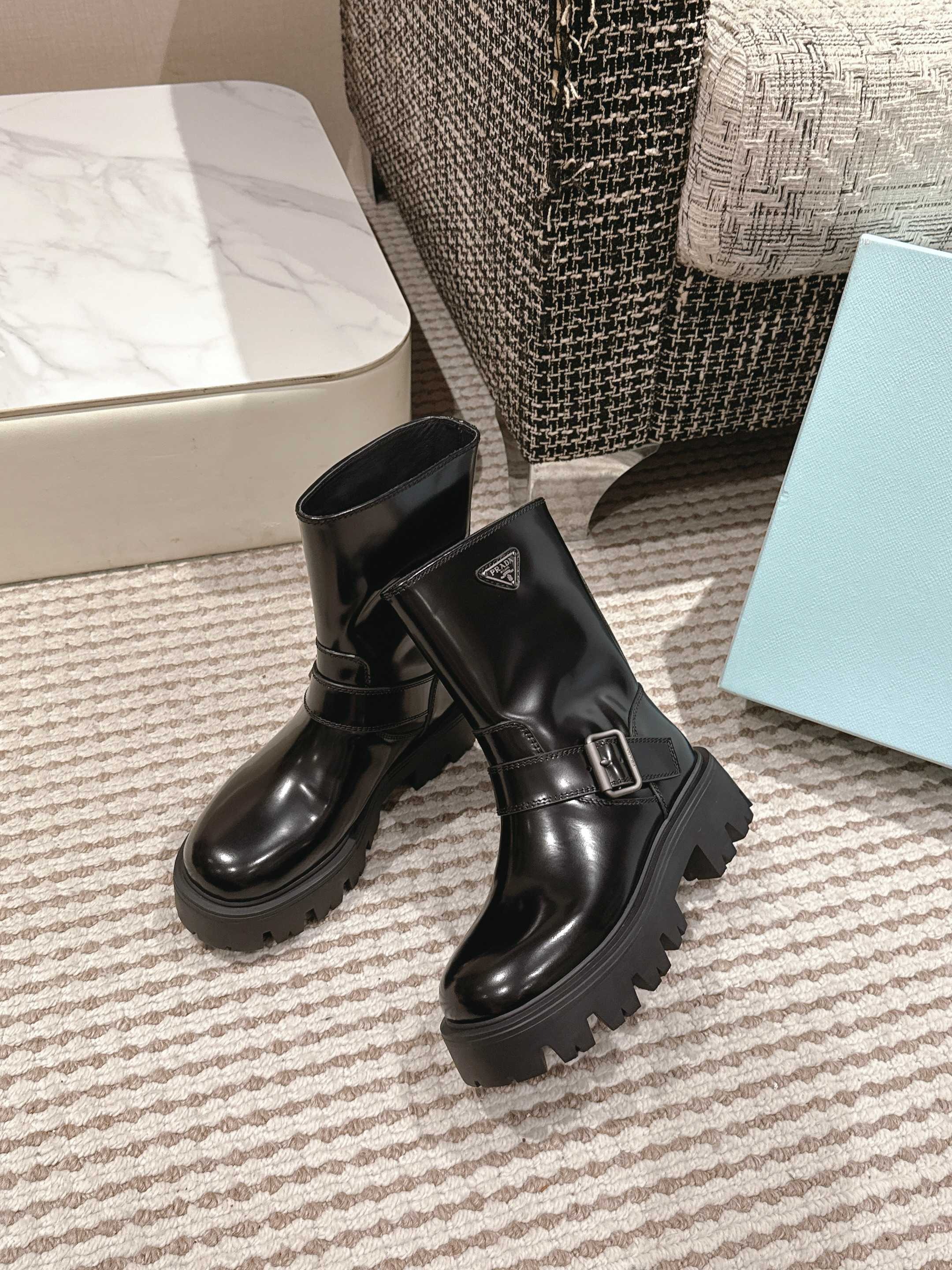 프라다 25 신상 클래식 통굽 앵클부츠