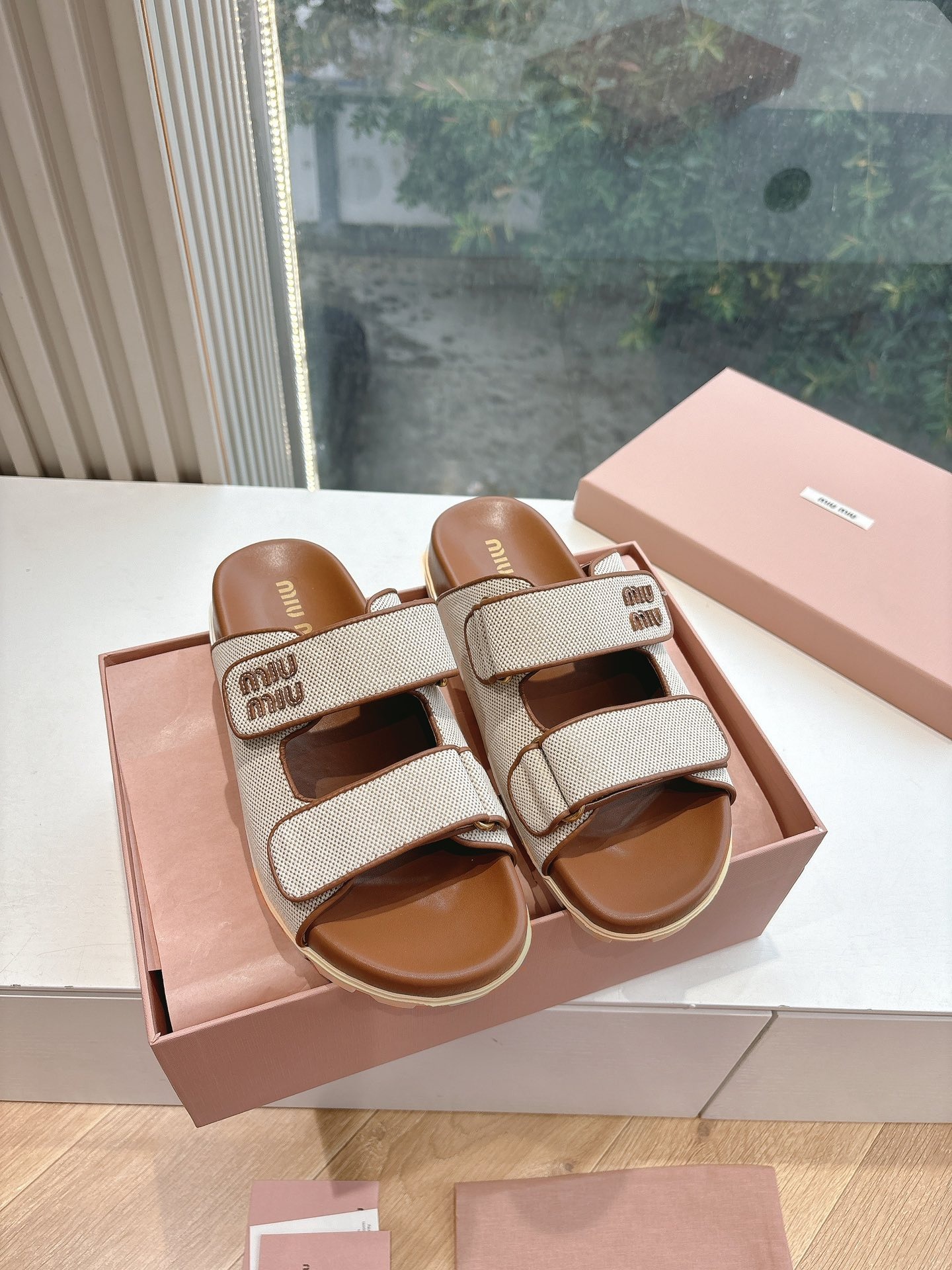 미우미우 신상 2025 봄여름 통굽 벨크로 슬리퍼 샌들