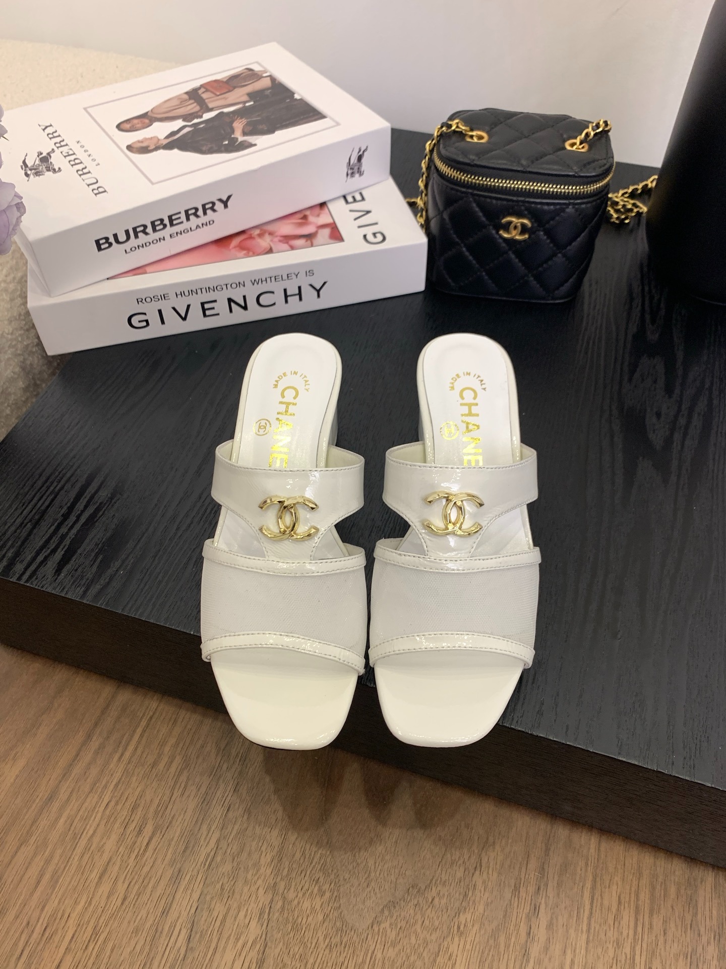 샤넬 25 신상 스퀘어 메쉬 통굽 슬리퍼