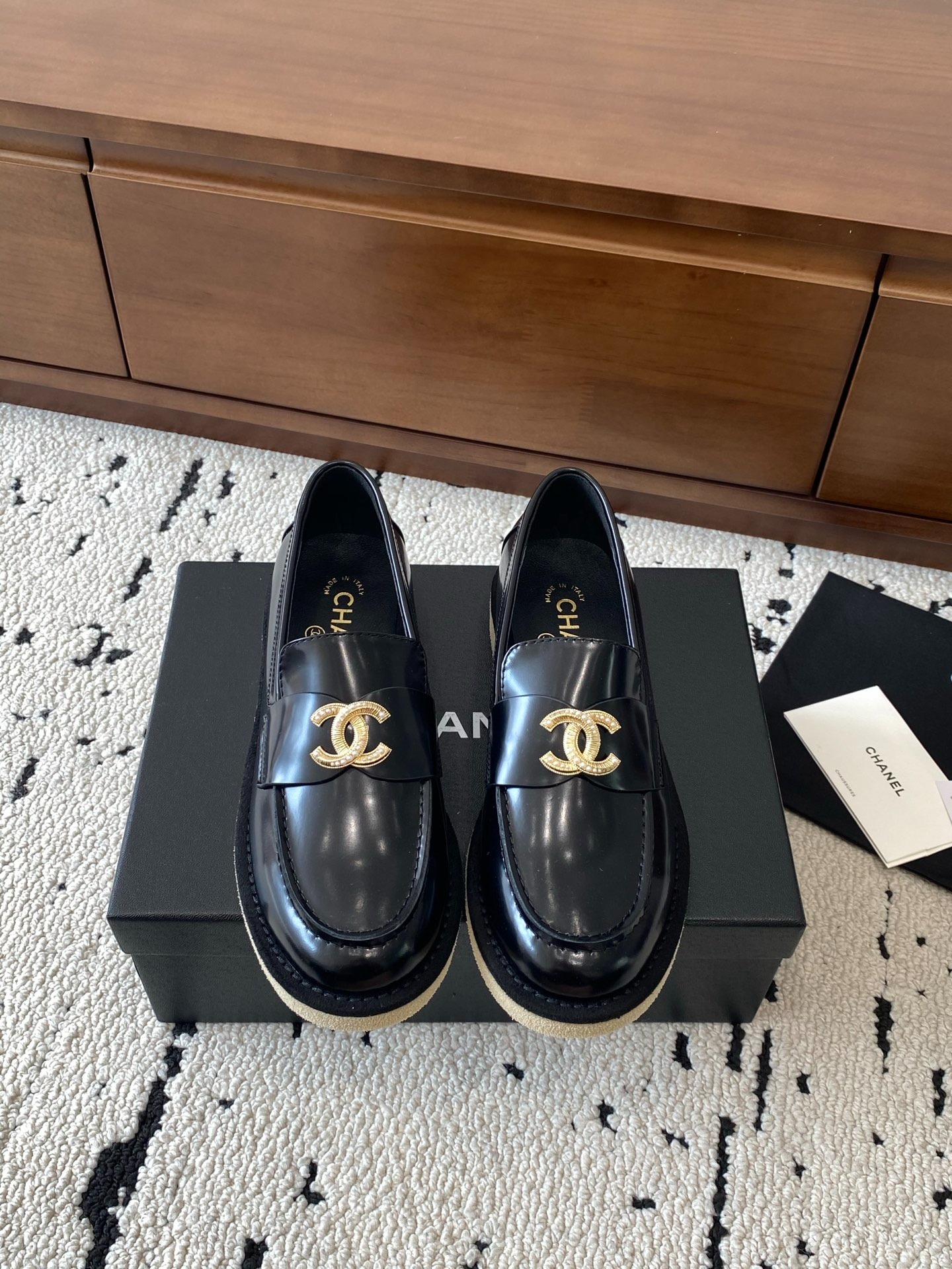 샤넬 25 가을/겨울 신상 수입 메탈릭 로퍼