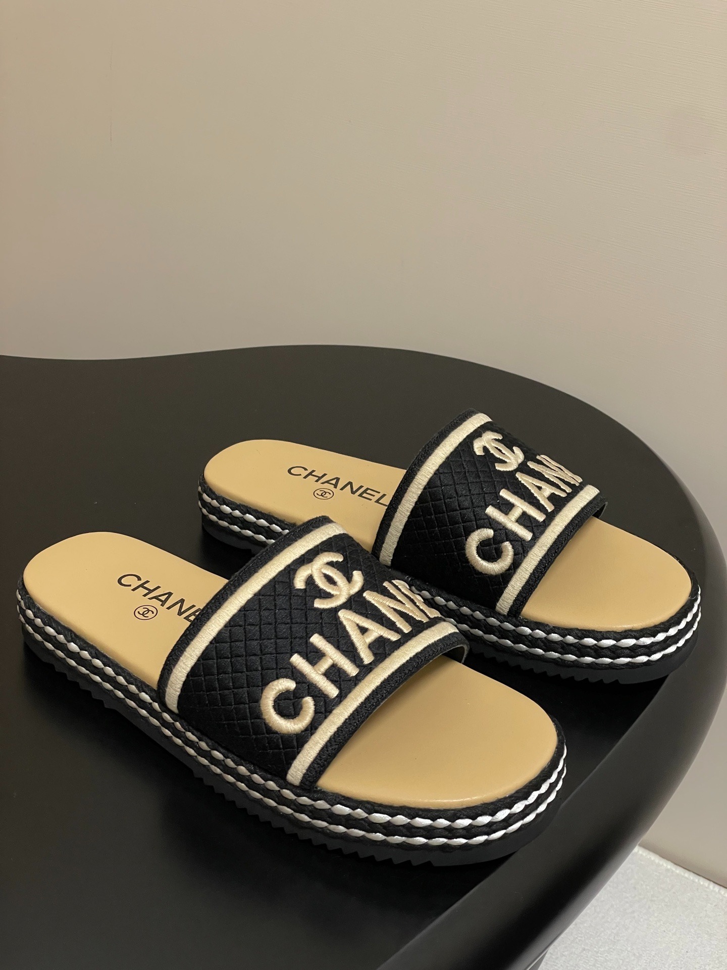 샤넬 꼬임 더블C 레터링 일자 슬리퍼