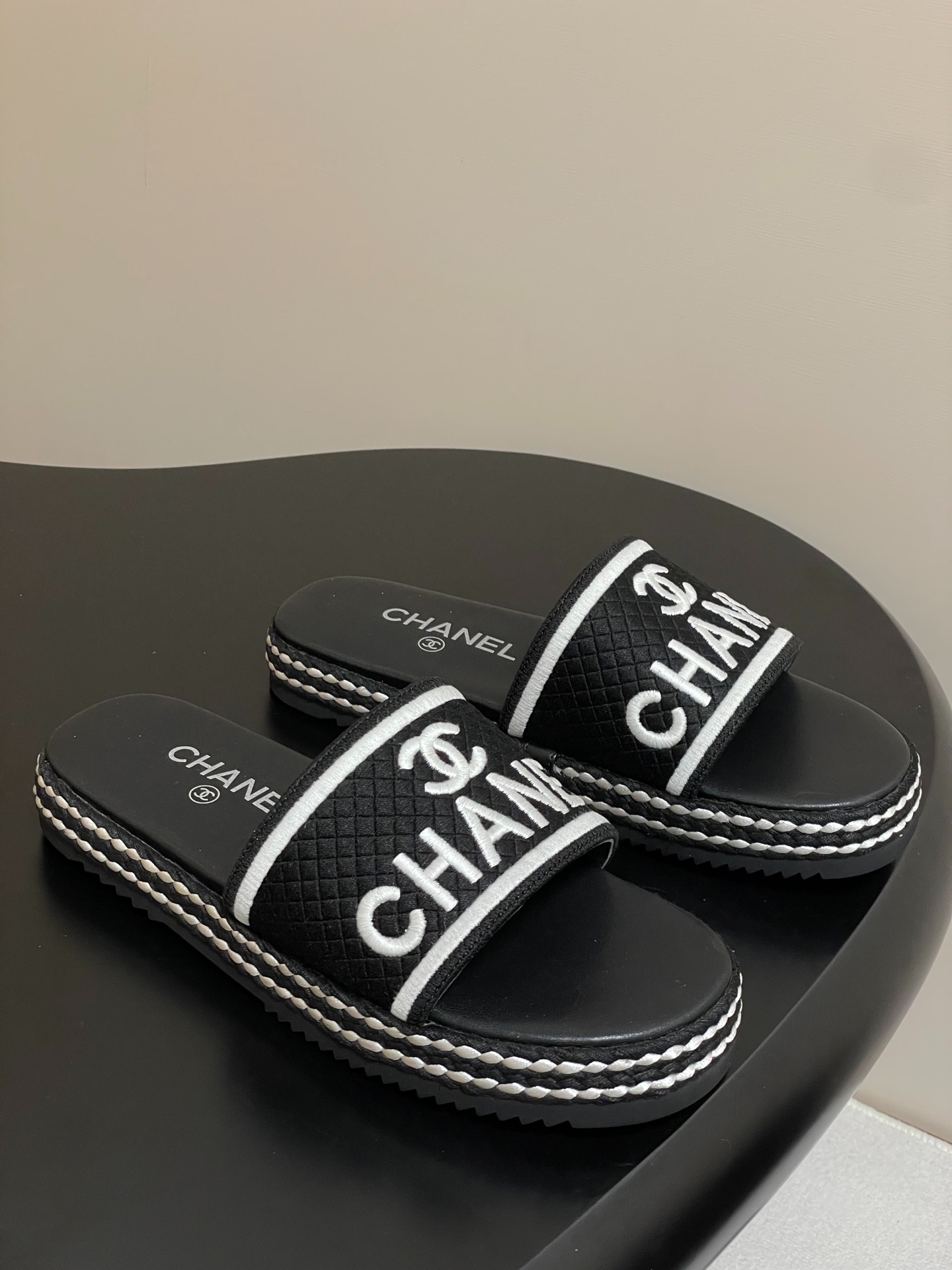 샤넬 꼬임 더블C 레터링 일자 슬리퍼