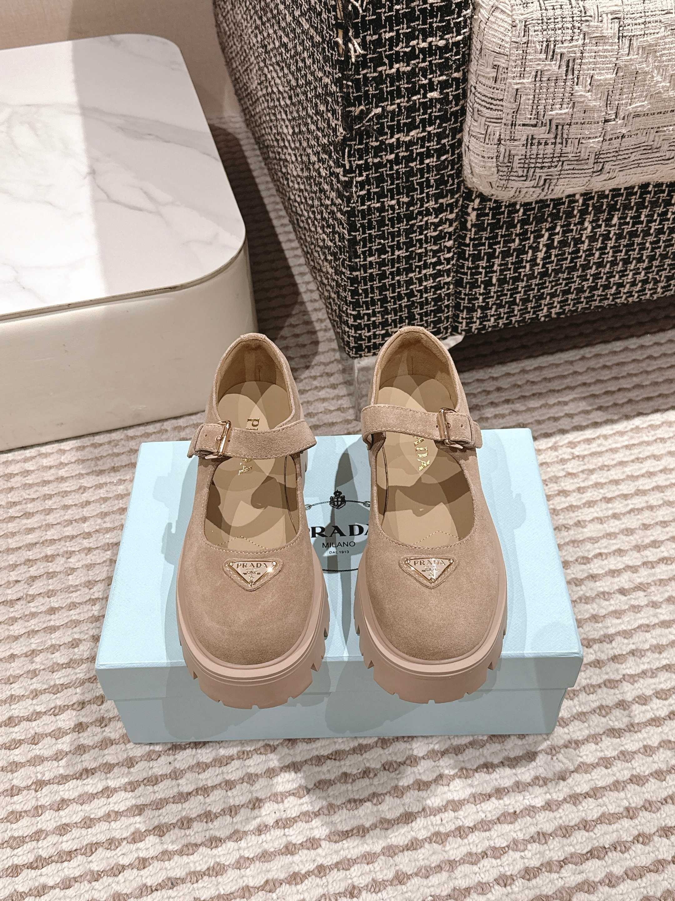 프라다 25SS 신상 통굽 메리제인 슈즈