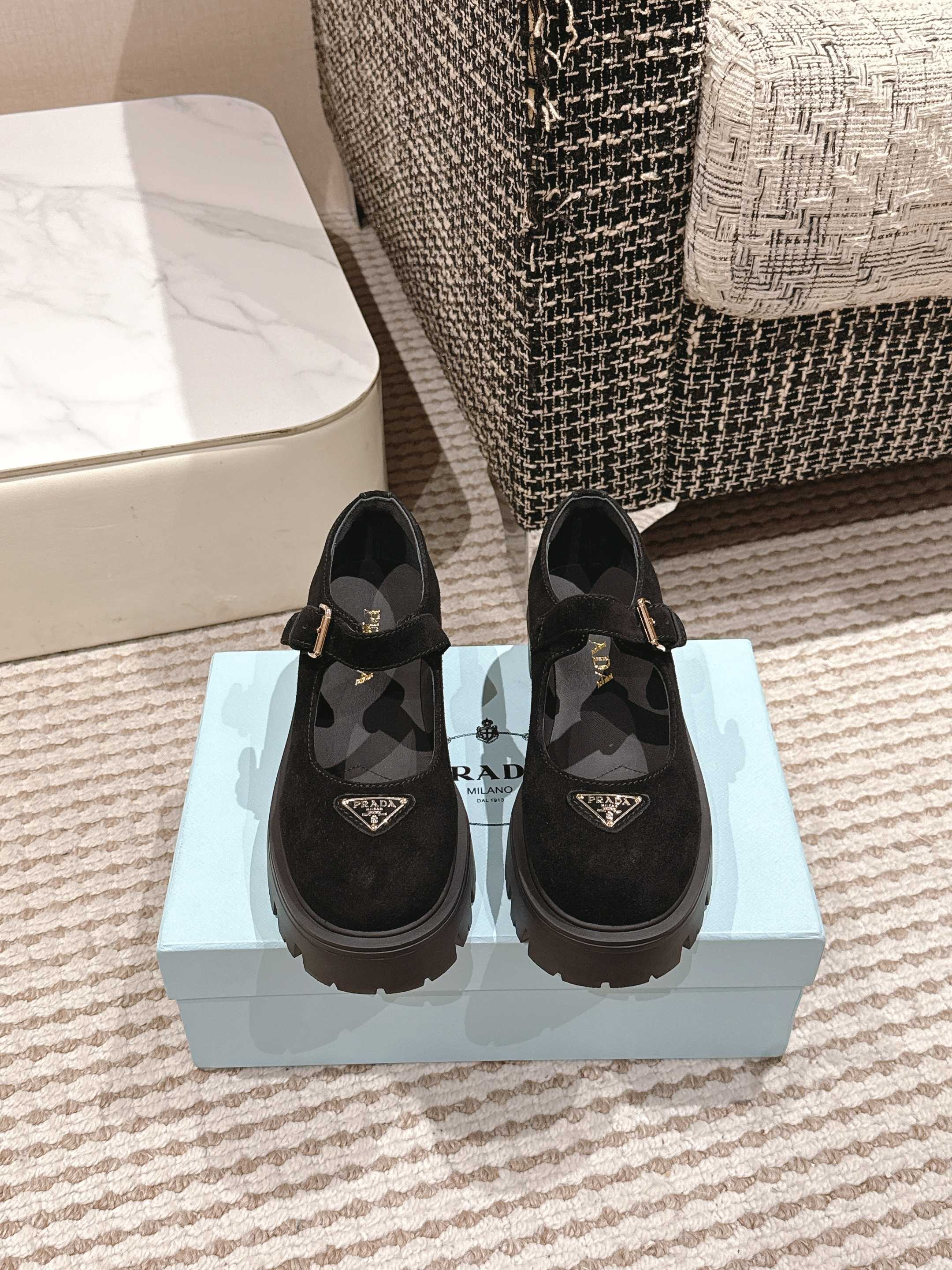 프라다 25SS 신상 통굽 메리제인 슈즈