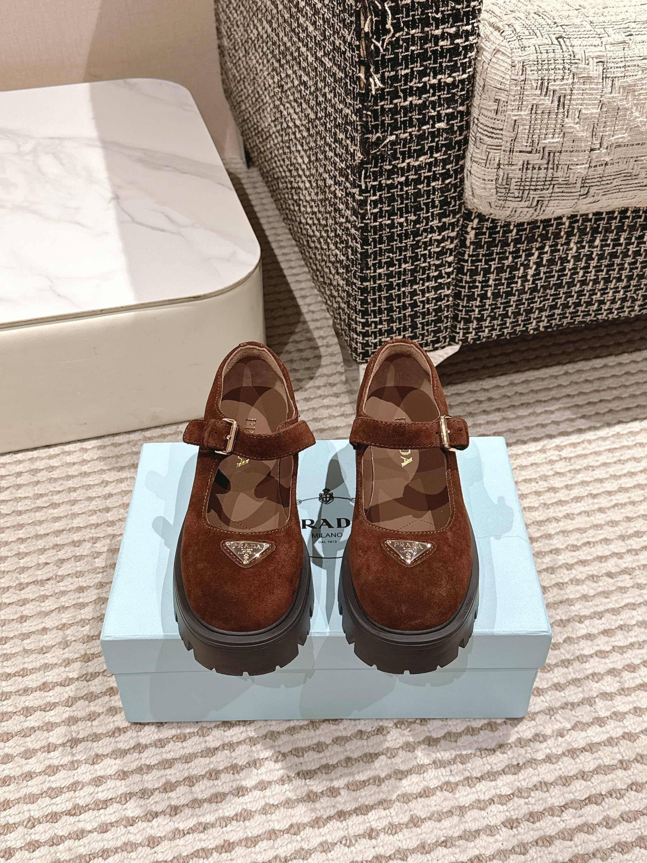 프라다 25SS 신상 통굽 메리제인 슈즈