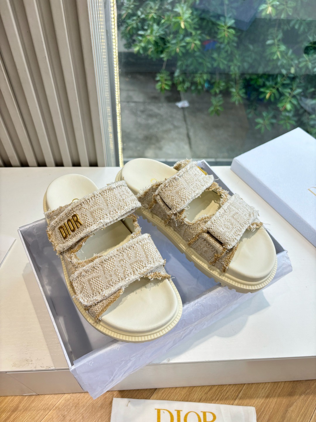 디올 25 CD 로고 버클 샌들 슬리퍼
