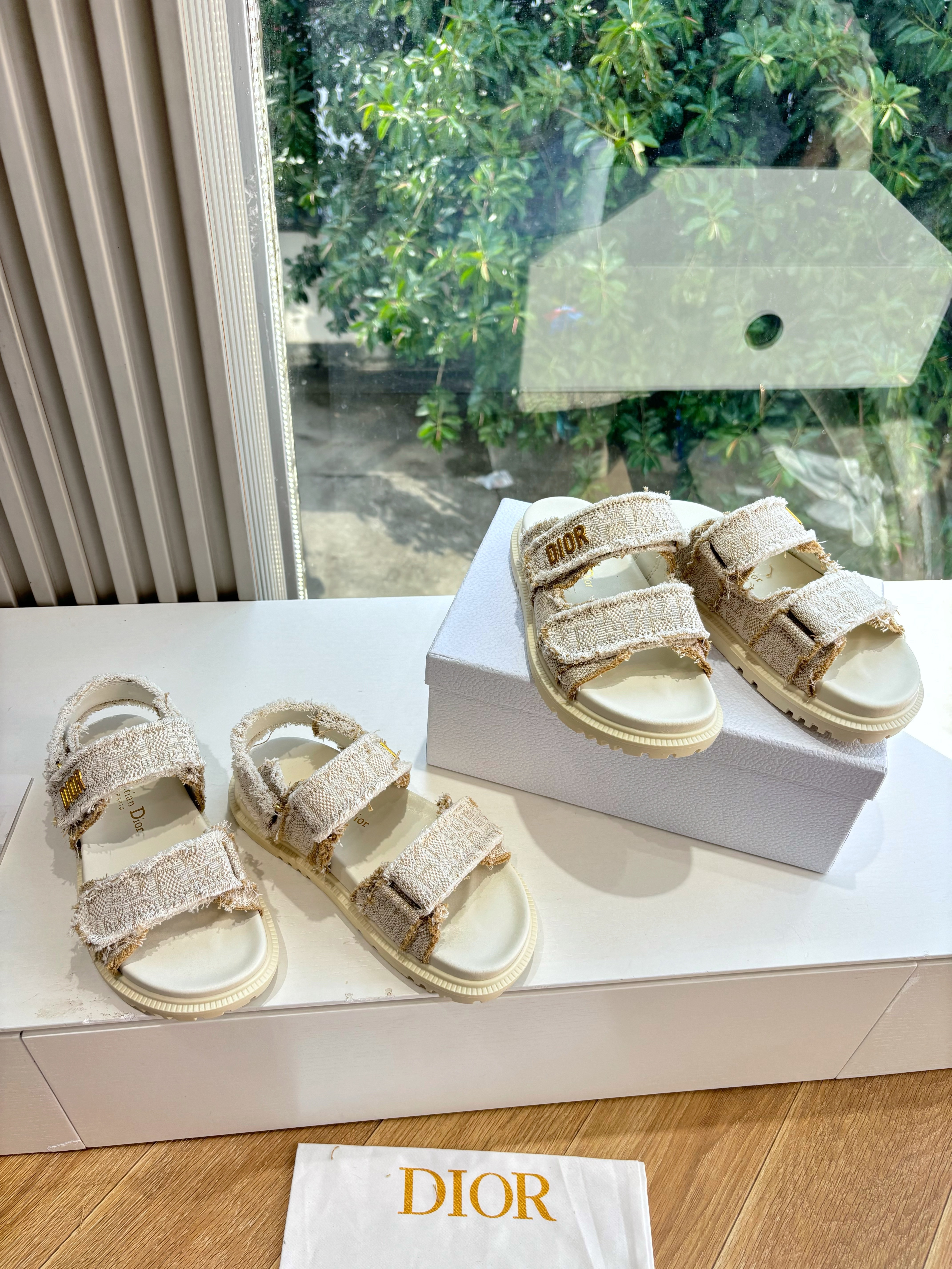 디올 25 CD 로고 버클 샌들 슬리퍼