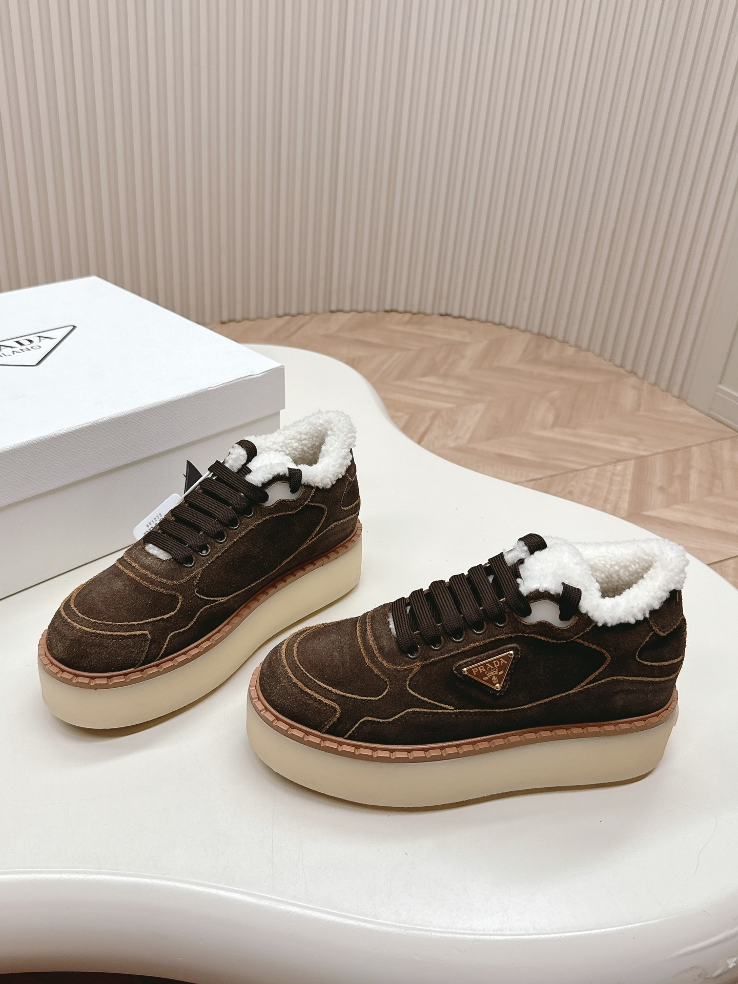 프라다 25 신상 양털 통굽 하이탑