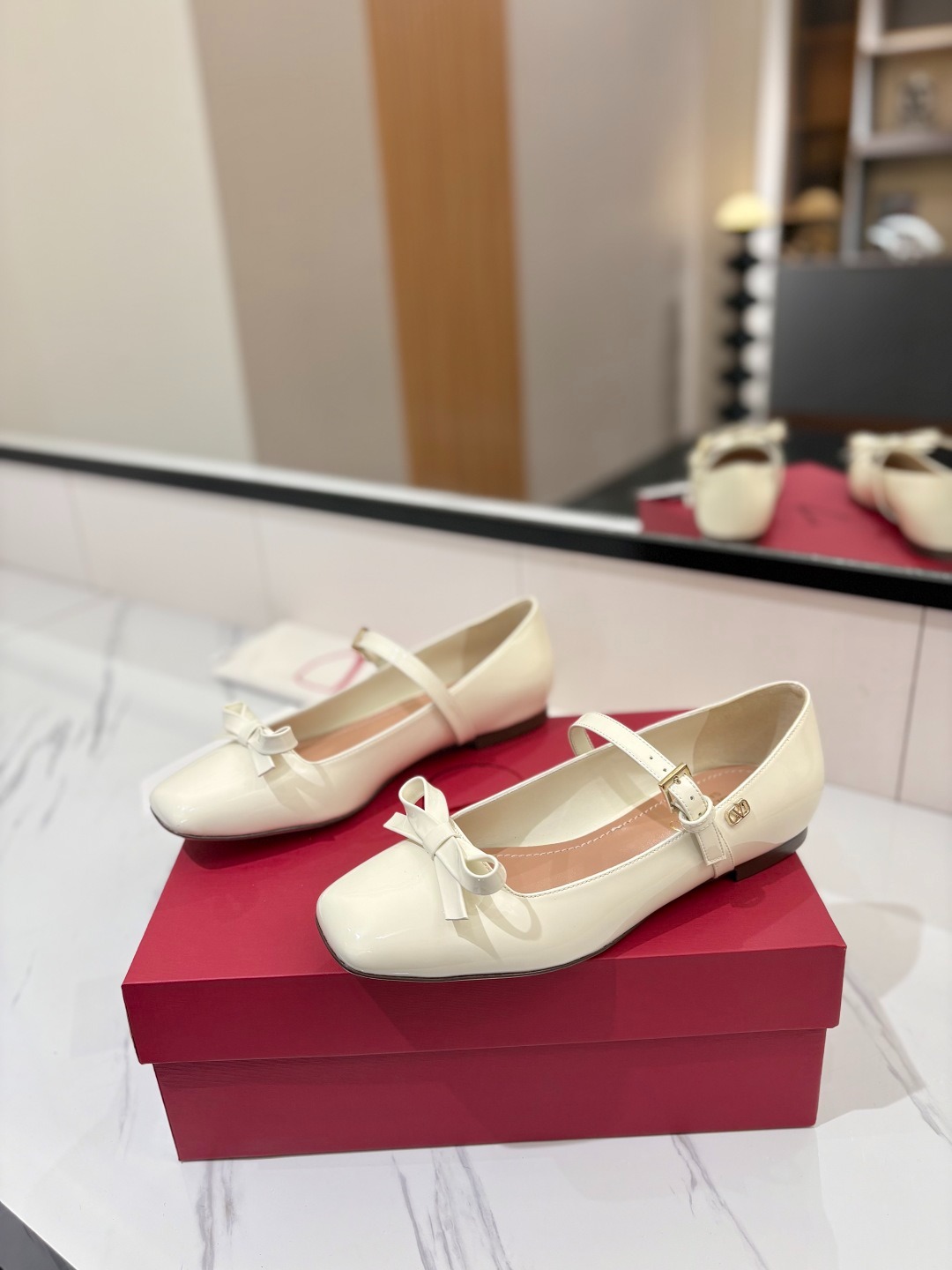 발렌티노 25ss 신상 리본 메리제인 플랫슈즈