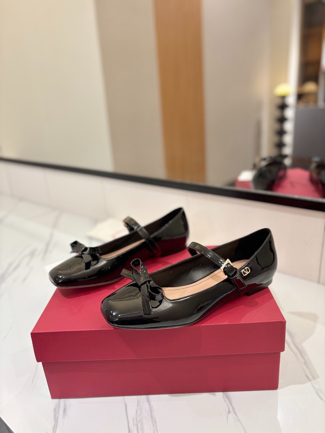 발렌티노 25ss 신상 리본 메리제인 플랫슈즈