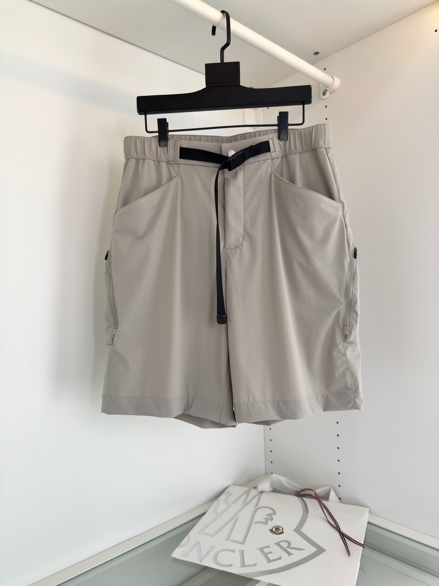 몽클레어 2025 봄여름 얇은 5부 숏팬츠