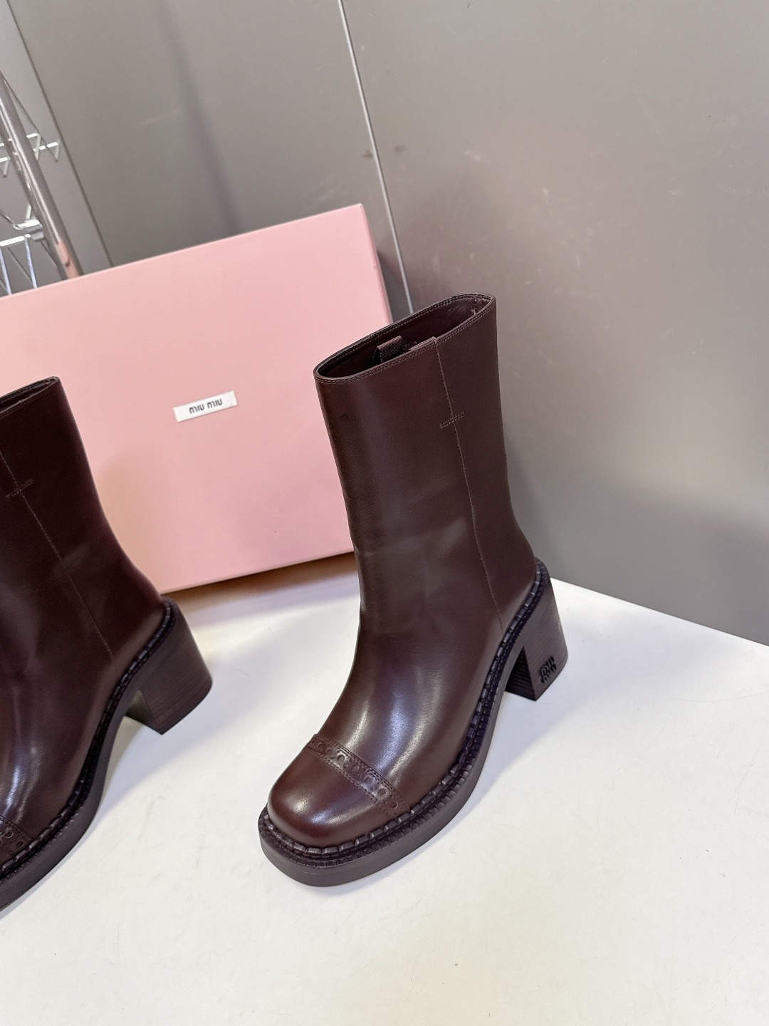 미우미우 신상 빈티지 가죽 부츠