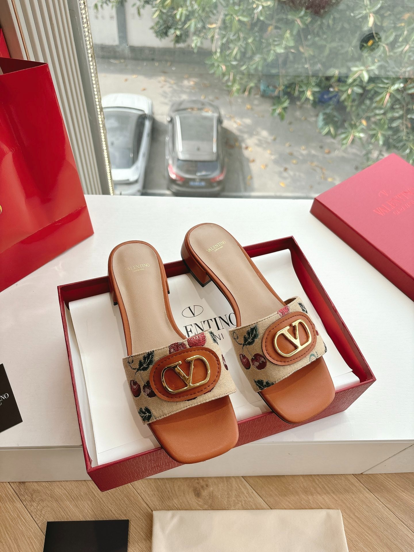 발렌티노 클래식 2025 봄여름 메탈릭 슬리퍼