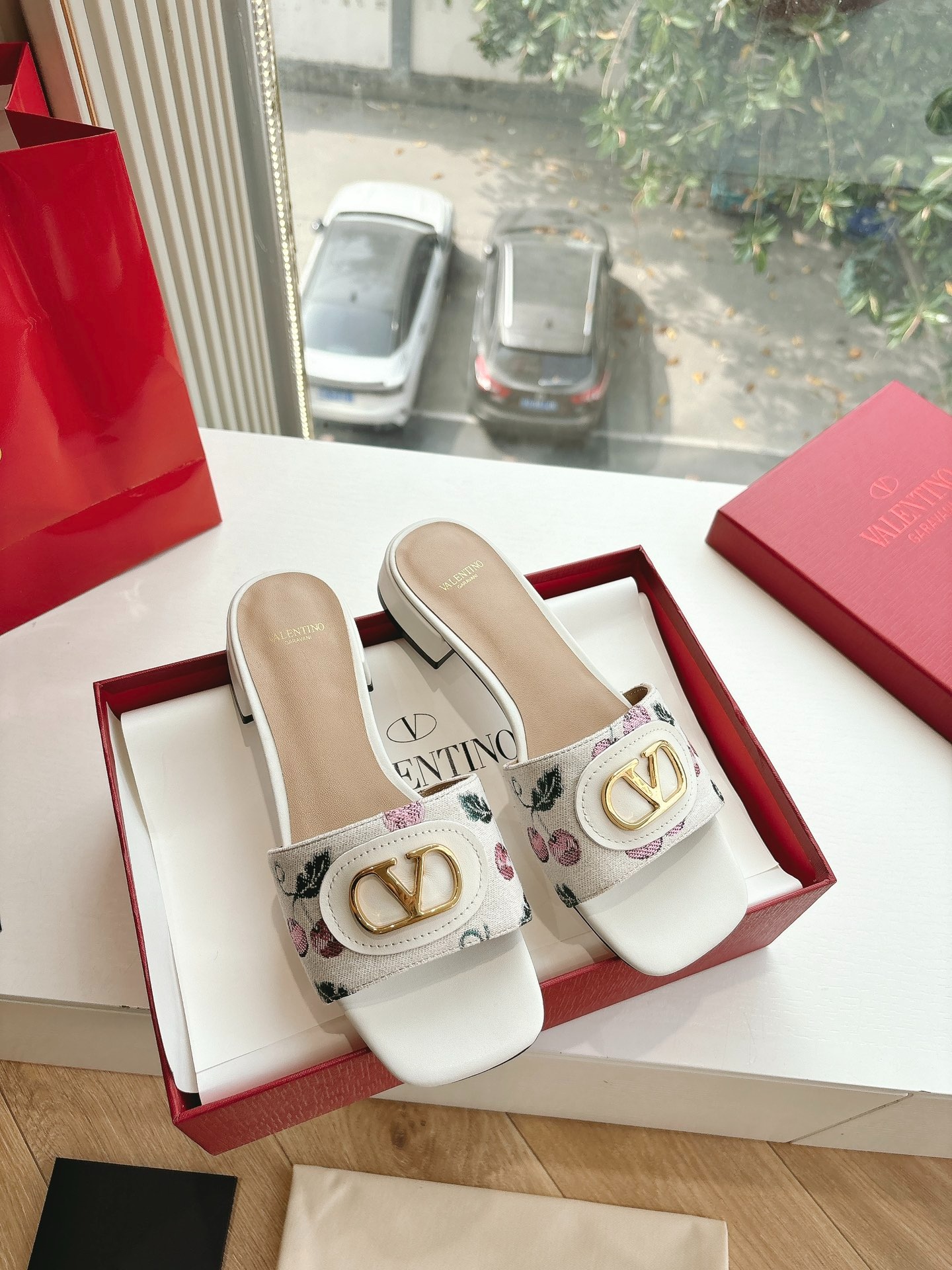 발렌티노 클래식 2025 봄여름 메탈릭 슬리퍼