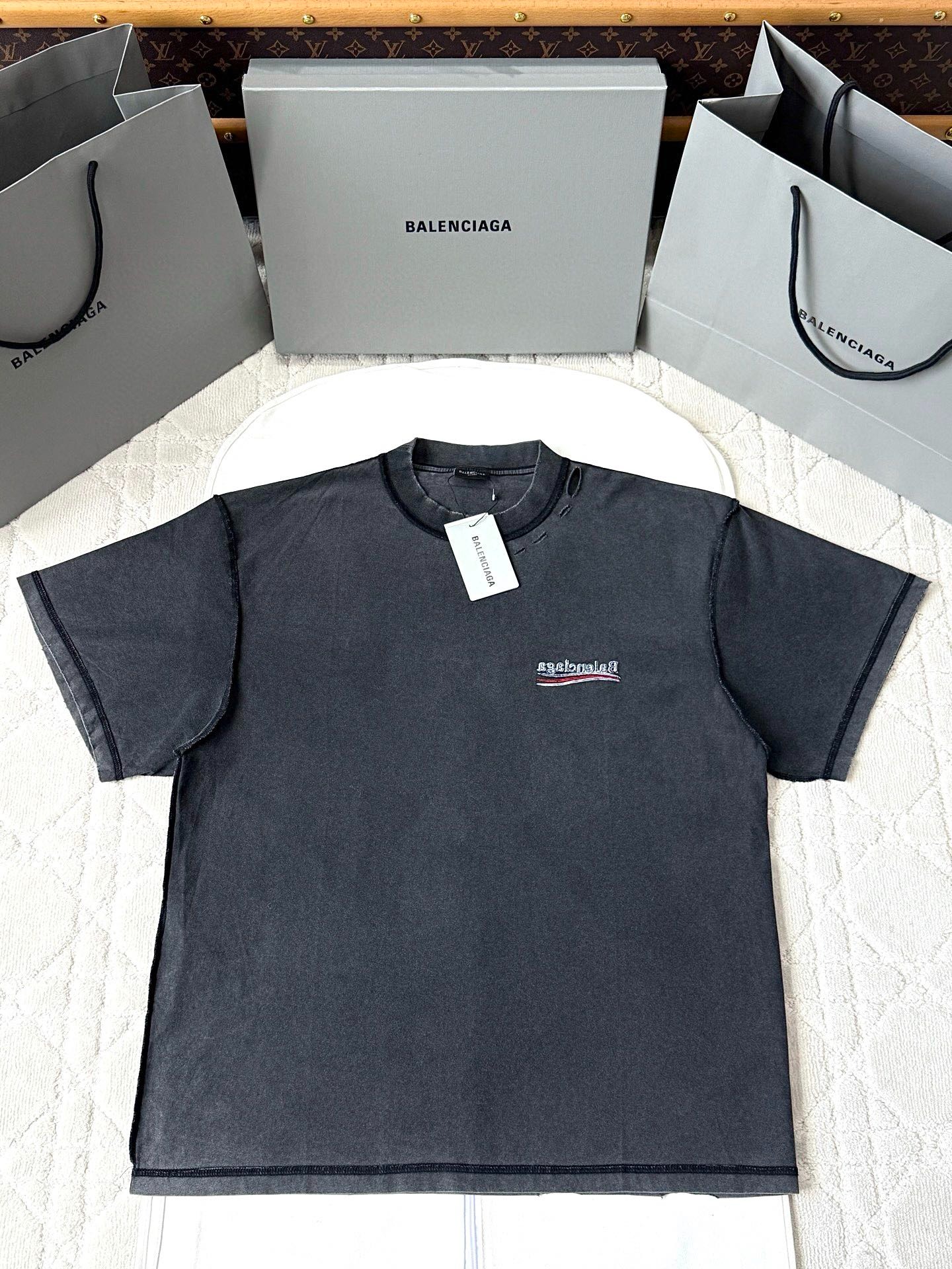 발렌시아가 25SS 자수 구제 티셔츠