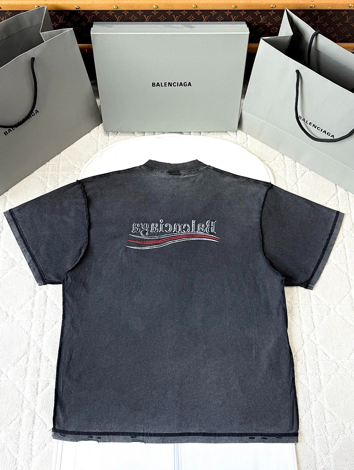 발렌시아가 25SS 자수 구제 티셔츠