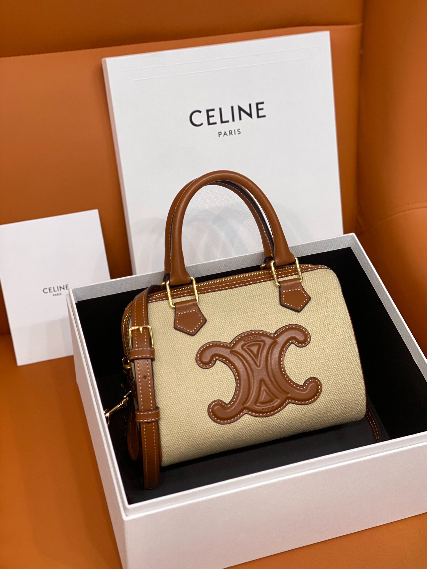 셀린느 신상품 TRIOMPHE 송아지 가죽 보스턴 토드백