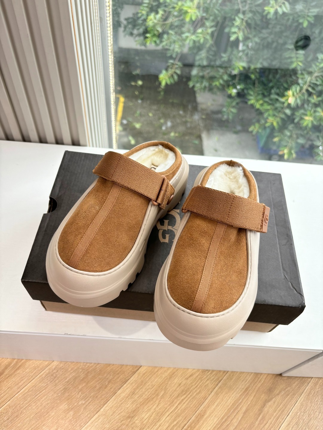 어그 신상 가죽 슬리퍼