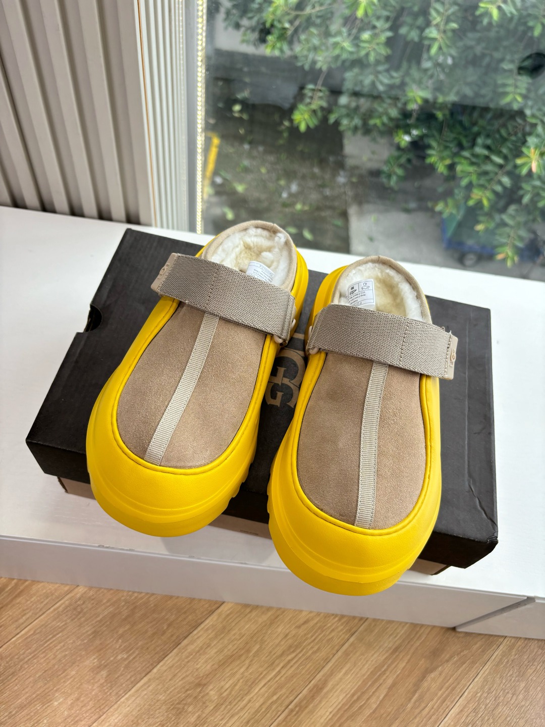 어그 신상 가죽 슬리퍼