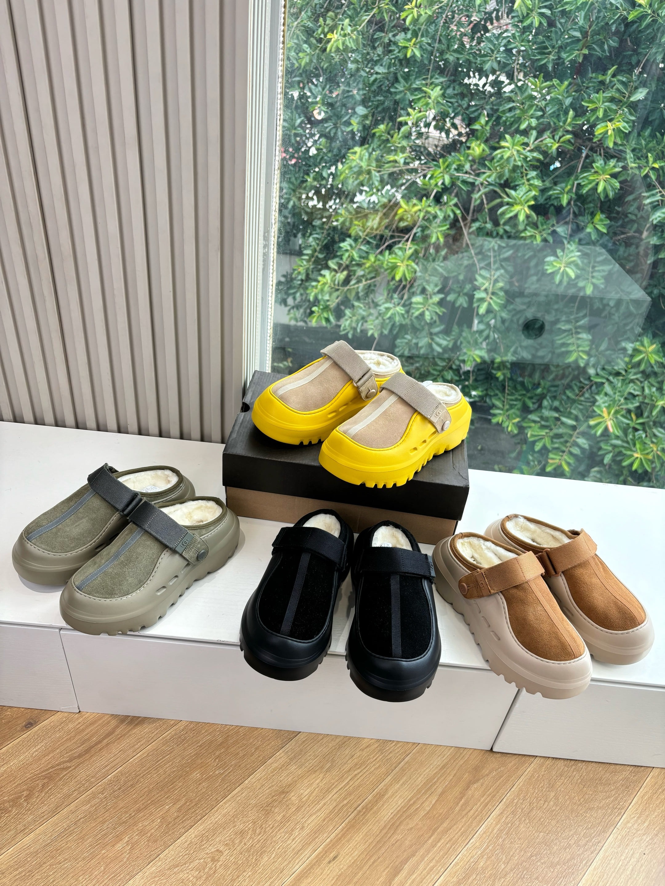 어그 신상 가죽 슬리퍼