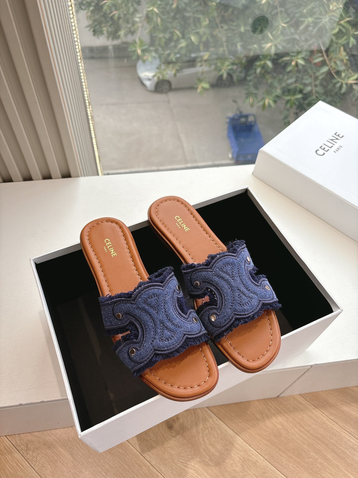 셀린느 2025 봄여름 신상 여성 플랫 슬리퍼