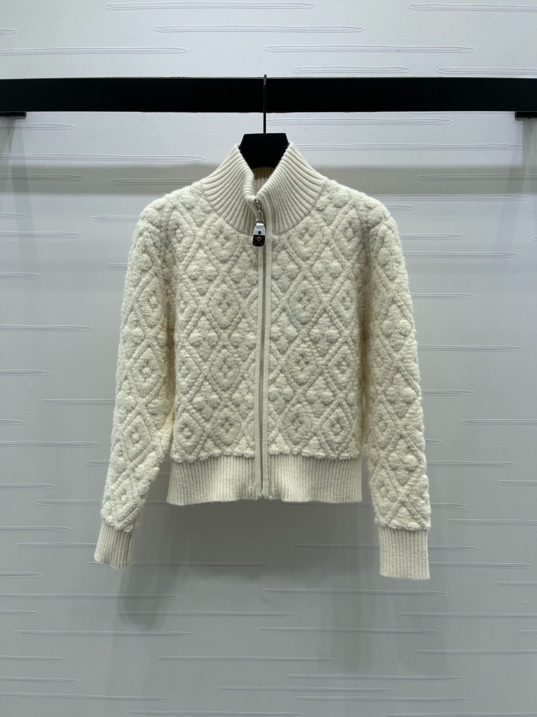 루이비통 25년 신상 퀼팅 니트 카디건