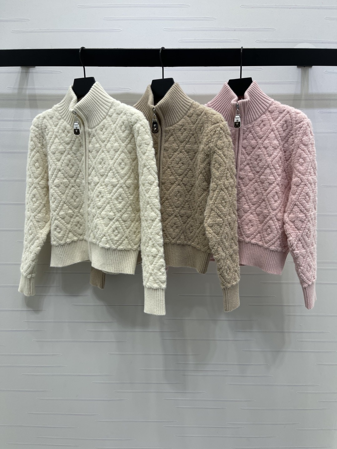 루이비통 25년 신상 퀼팅 니트 카디건