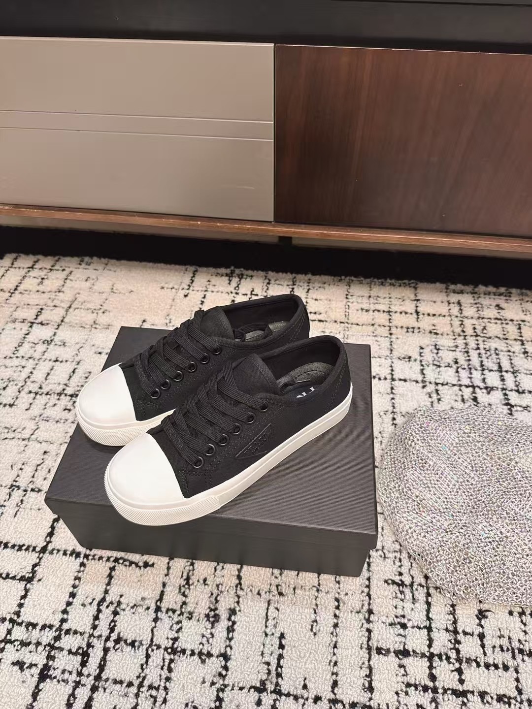 프라다 25ss 가을겨울 통굽 스니커즈