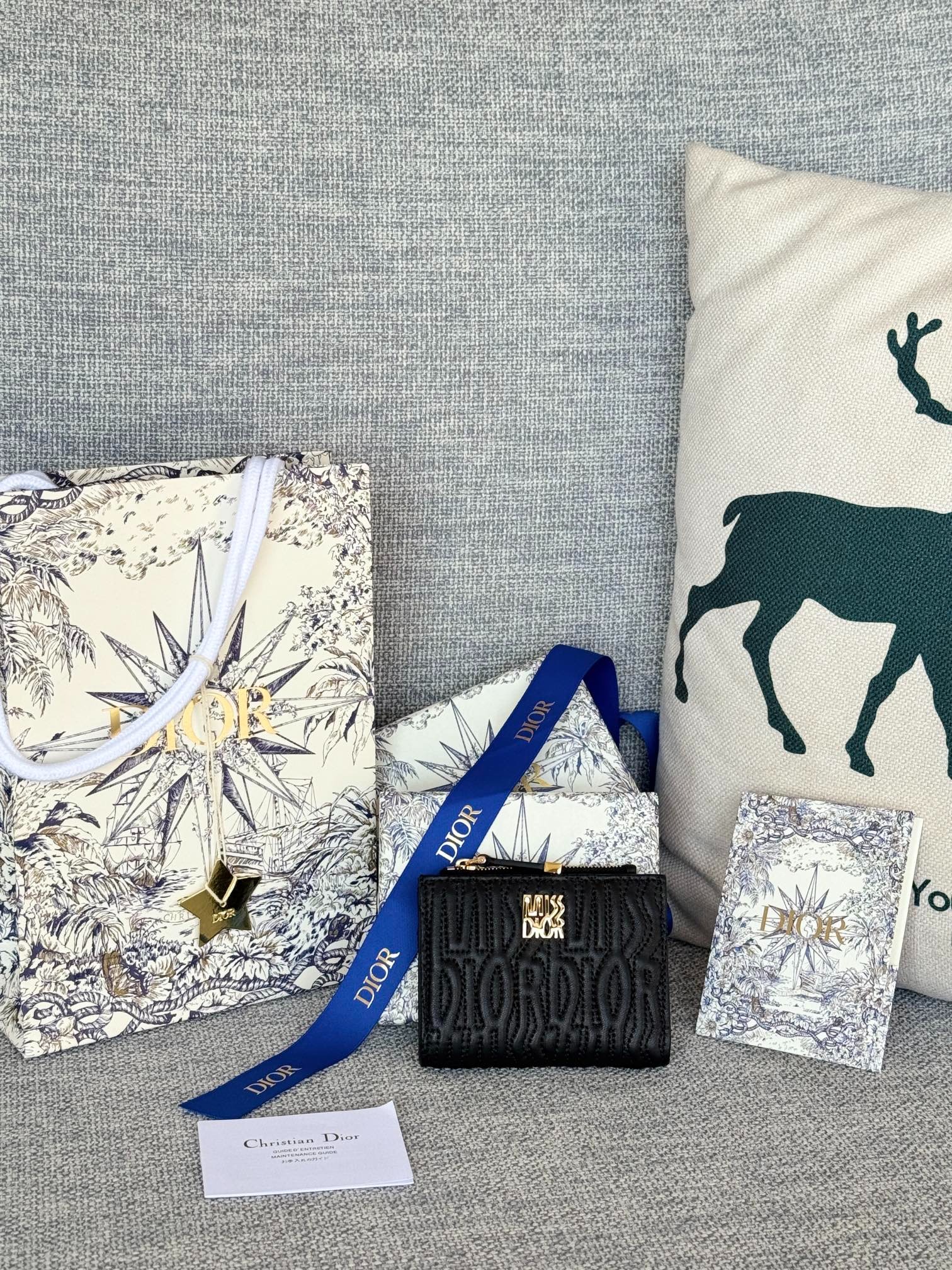 디올 Freesia 반지갑