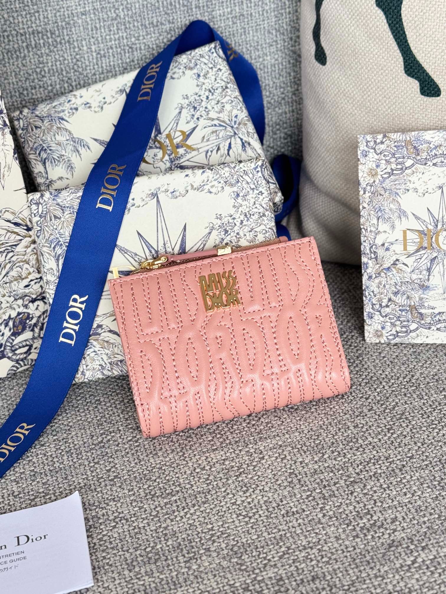 디올 Freesia 반지갑