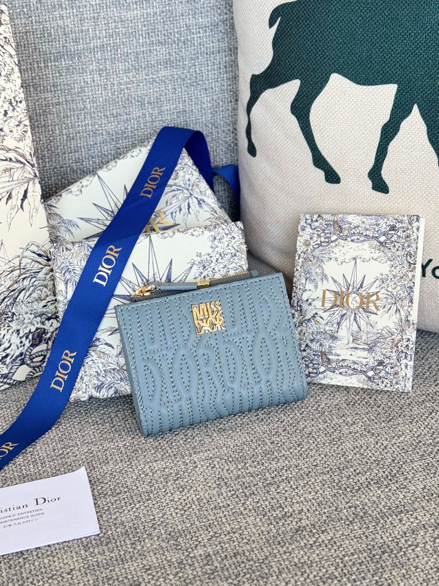 디올 Freesia 반지갑