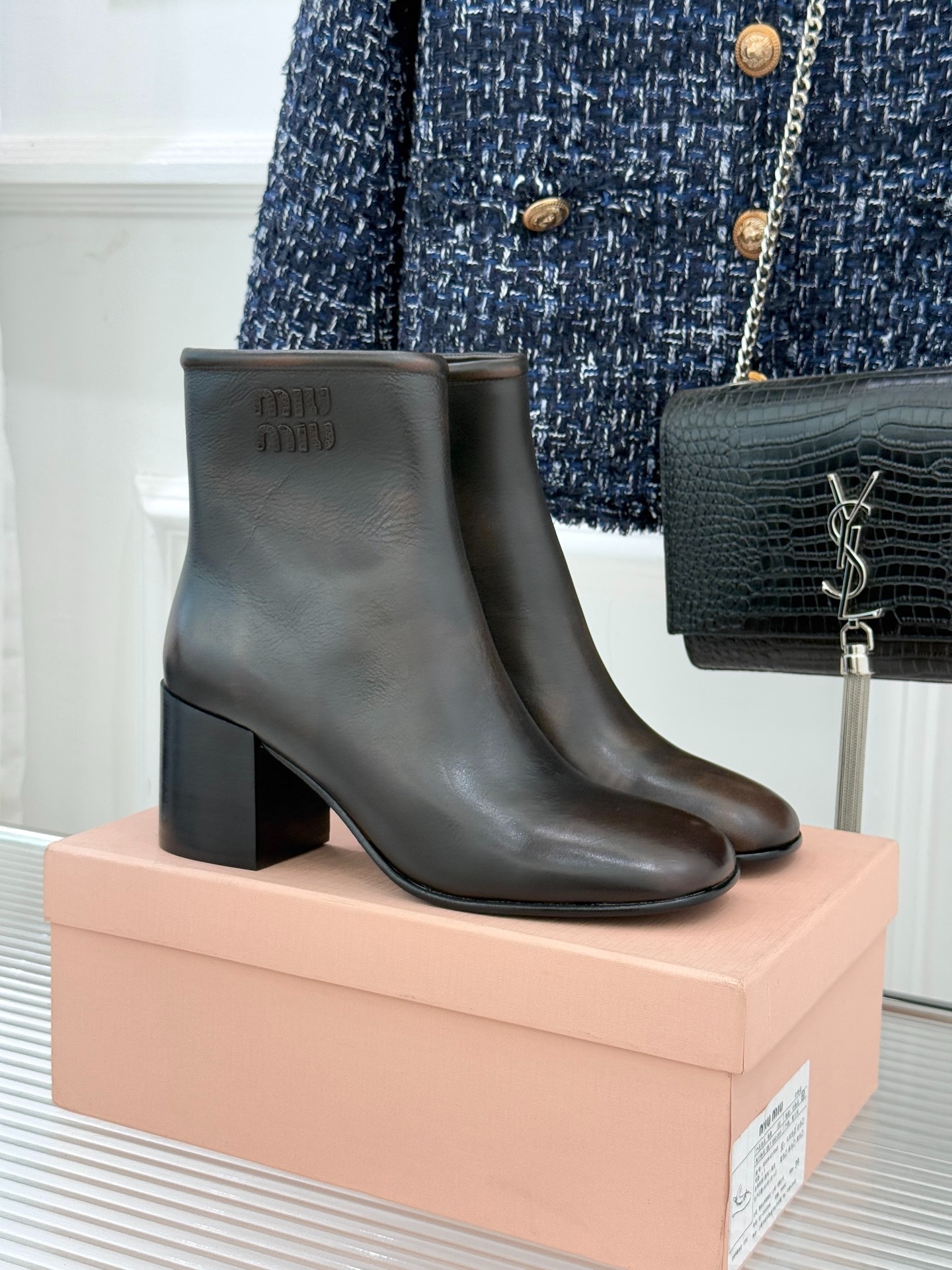 미우미우 25WF 신상 빈티지 앵클부츠