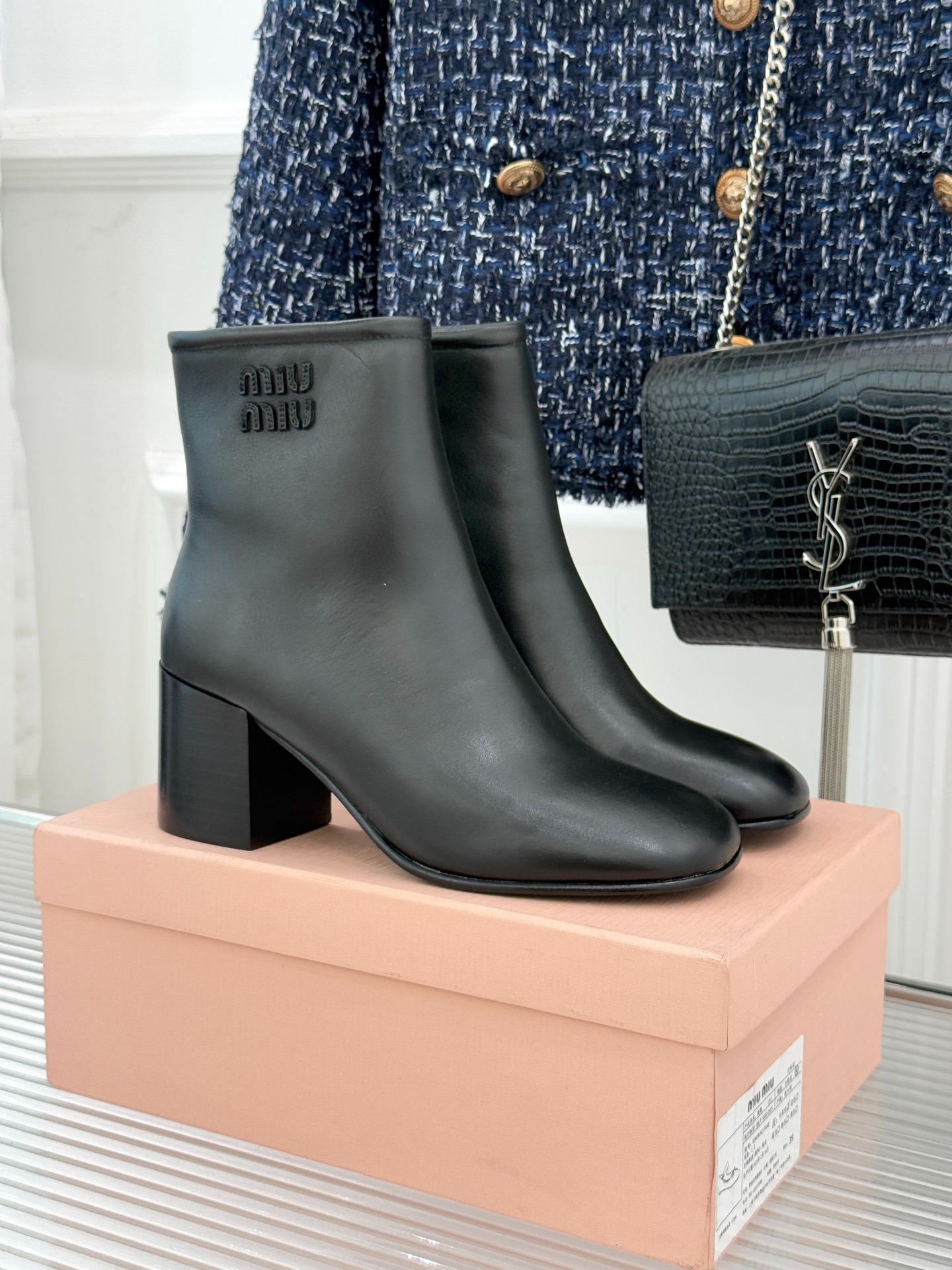 미우미우 25WF 신상 빈티지 앵클부츠