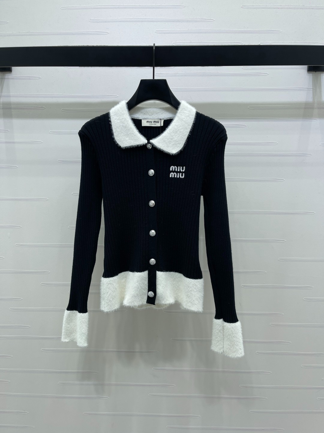 미우미우 26 봄 신상 터틀넥 긴팔 가디건