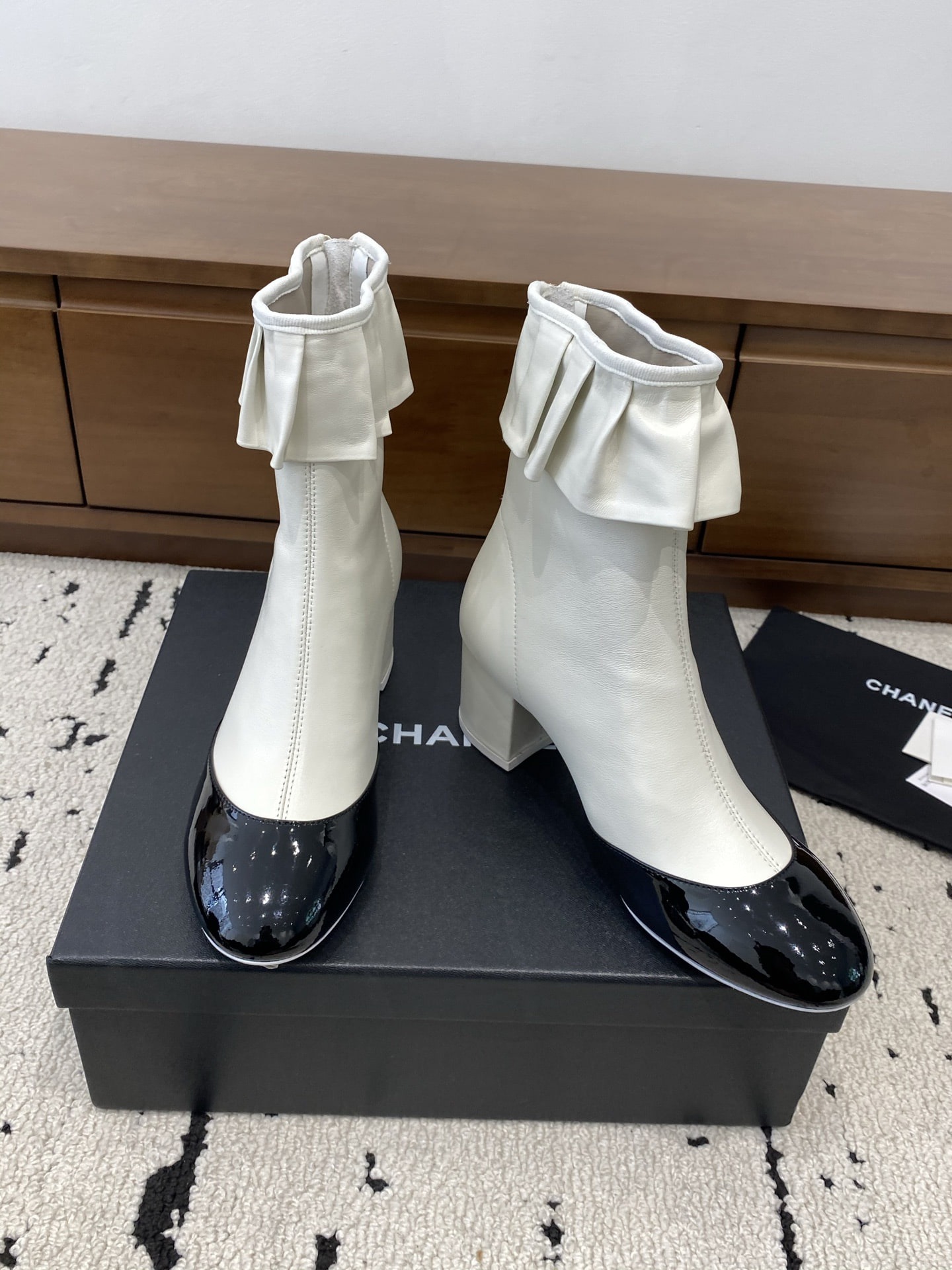 샤넬 신상 가죽 앵클 부츠