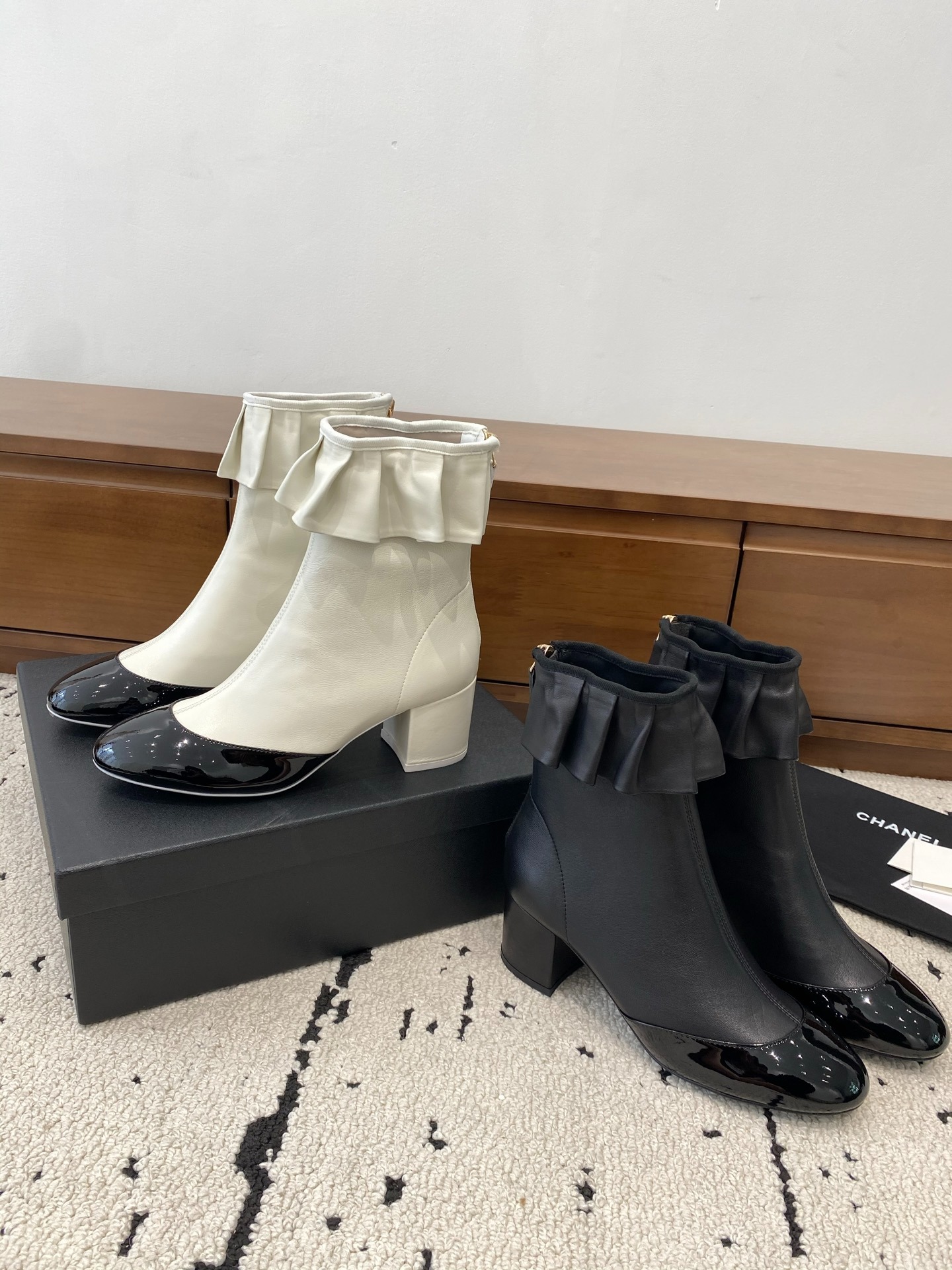샤넬 신상 가죽 앵클 부츠
