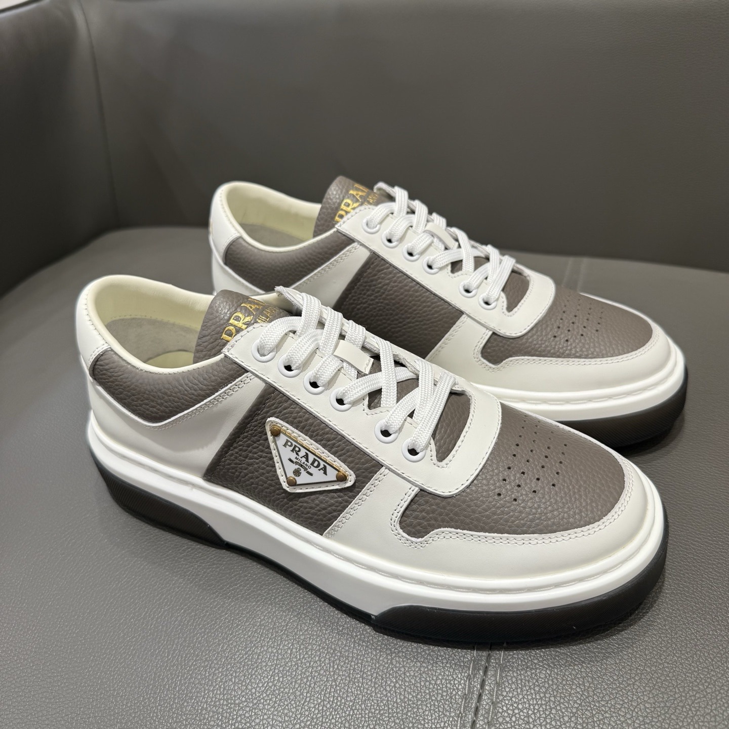 프라다 다운타운 가죽 스니커즈