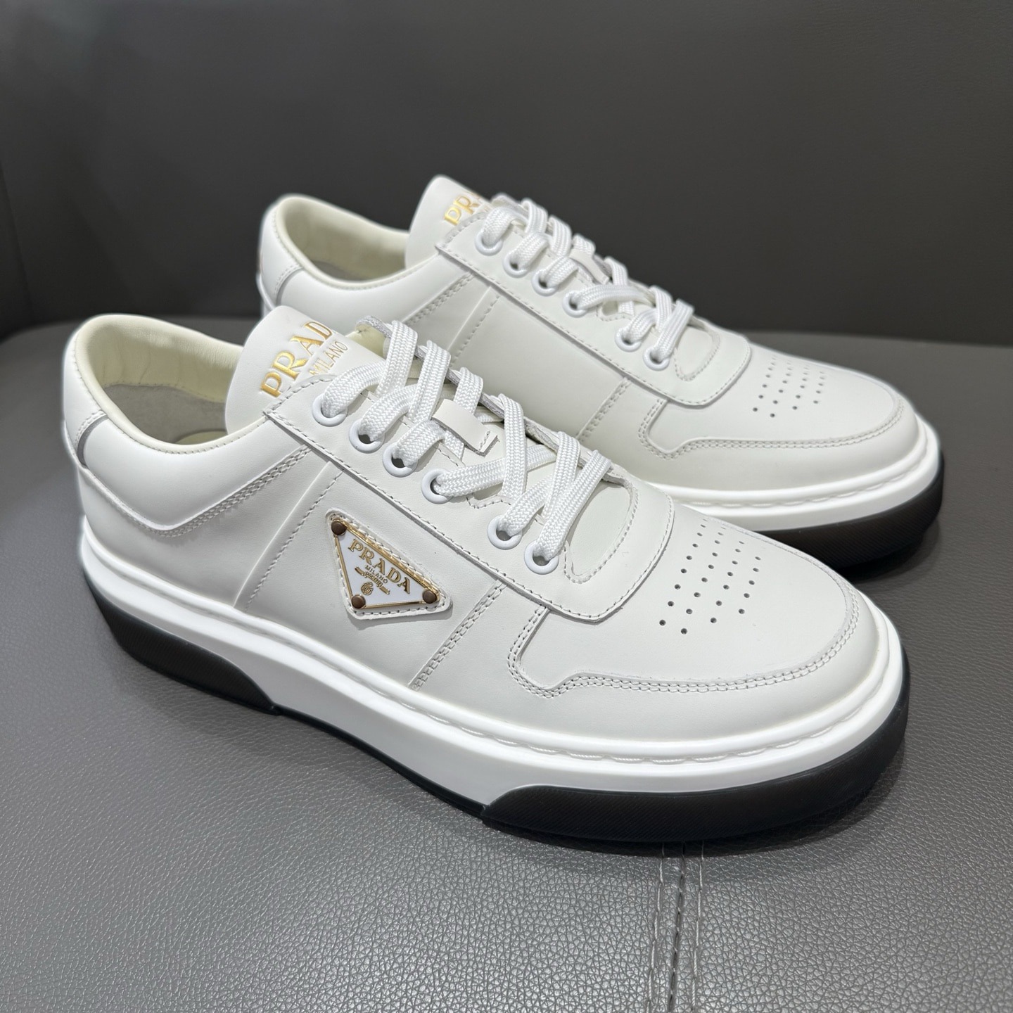 프라다 다운타운 가죽 스니커즈