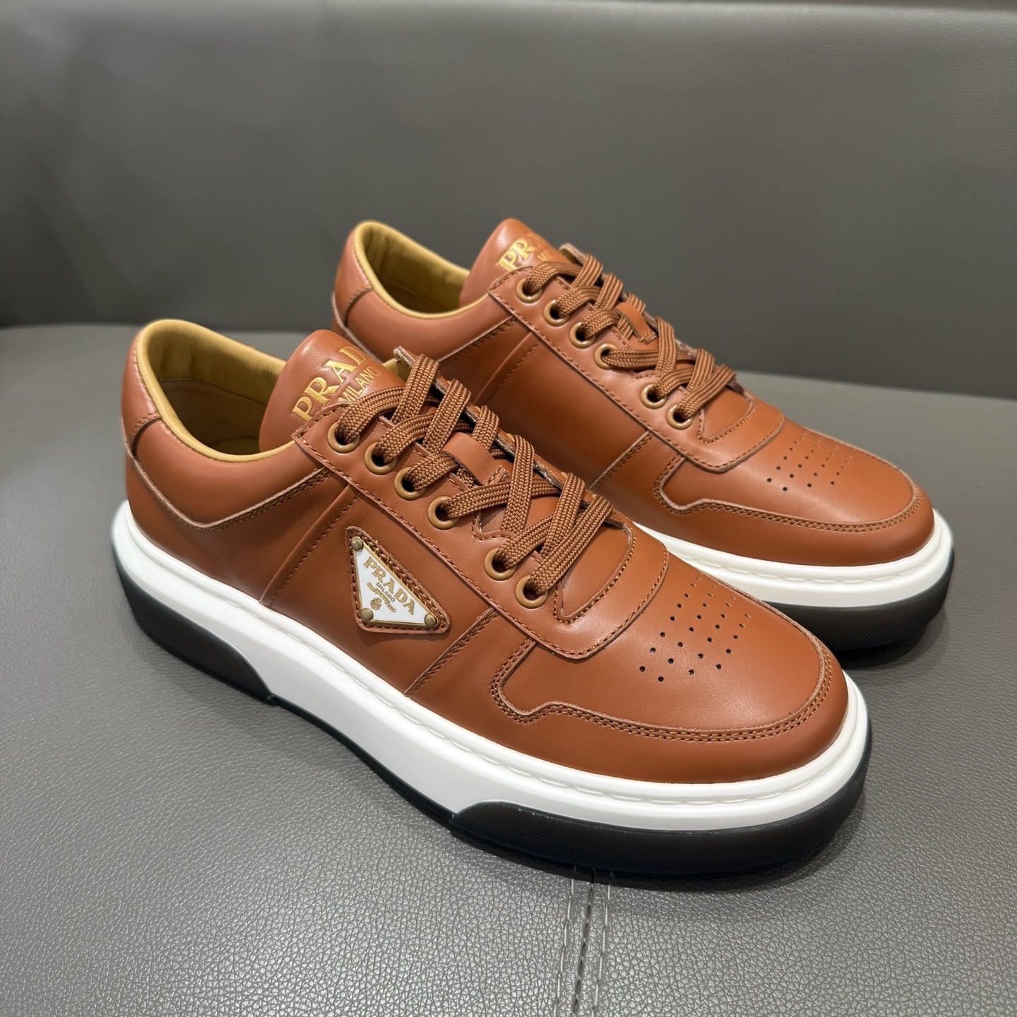 프라다 다운타운 가죽 스니커즈