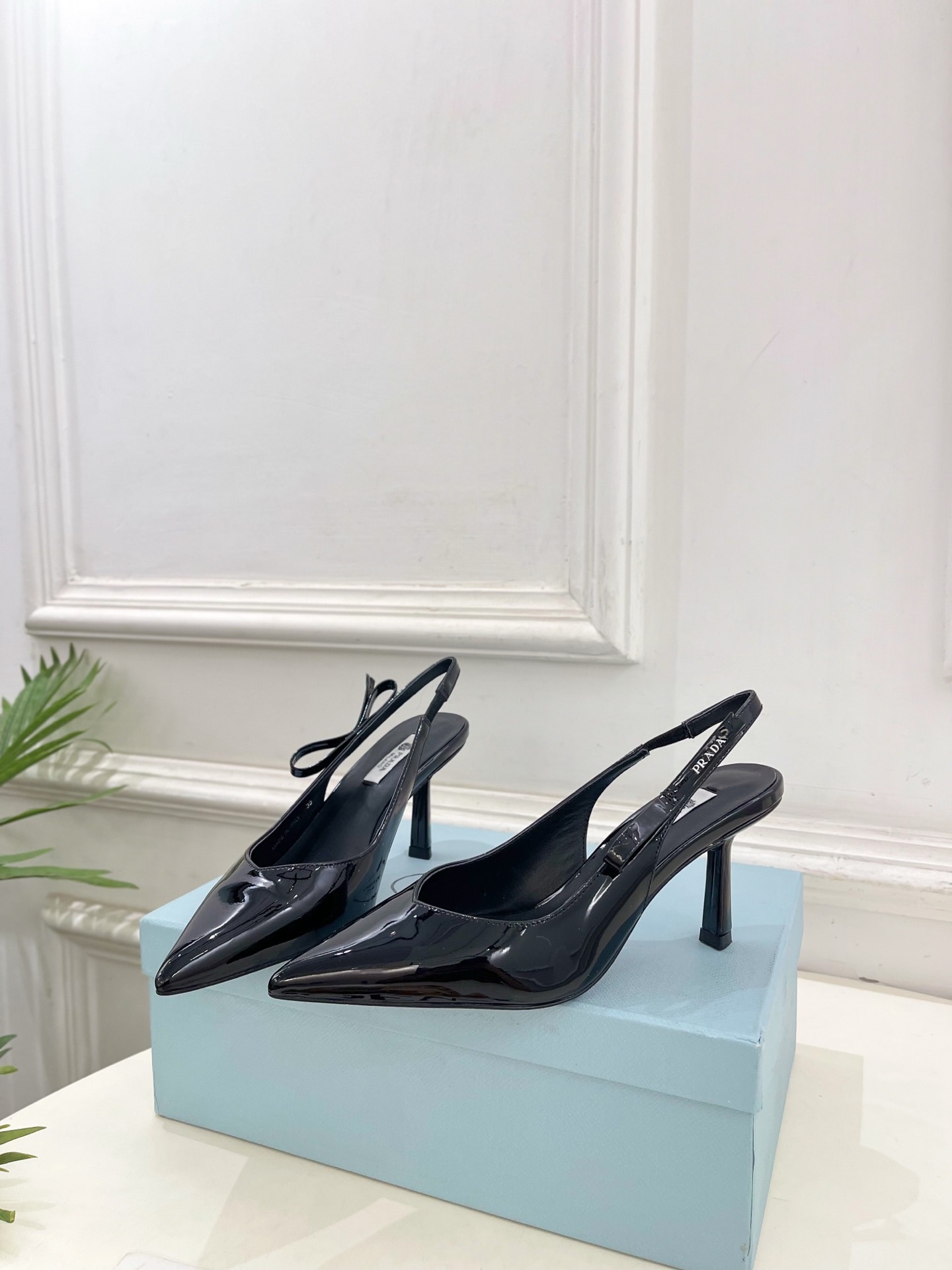 프라다 신상 스틸레토 통굽 샌들