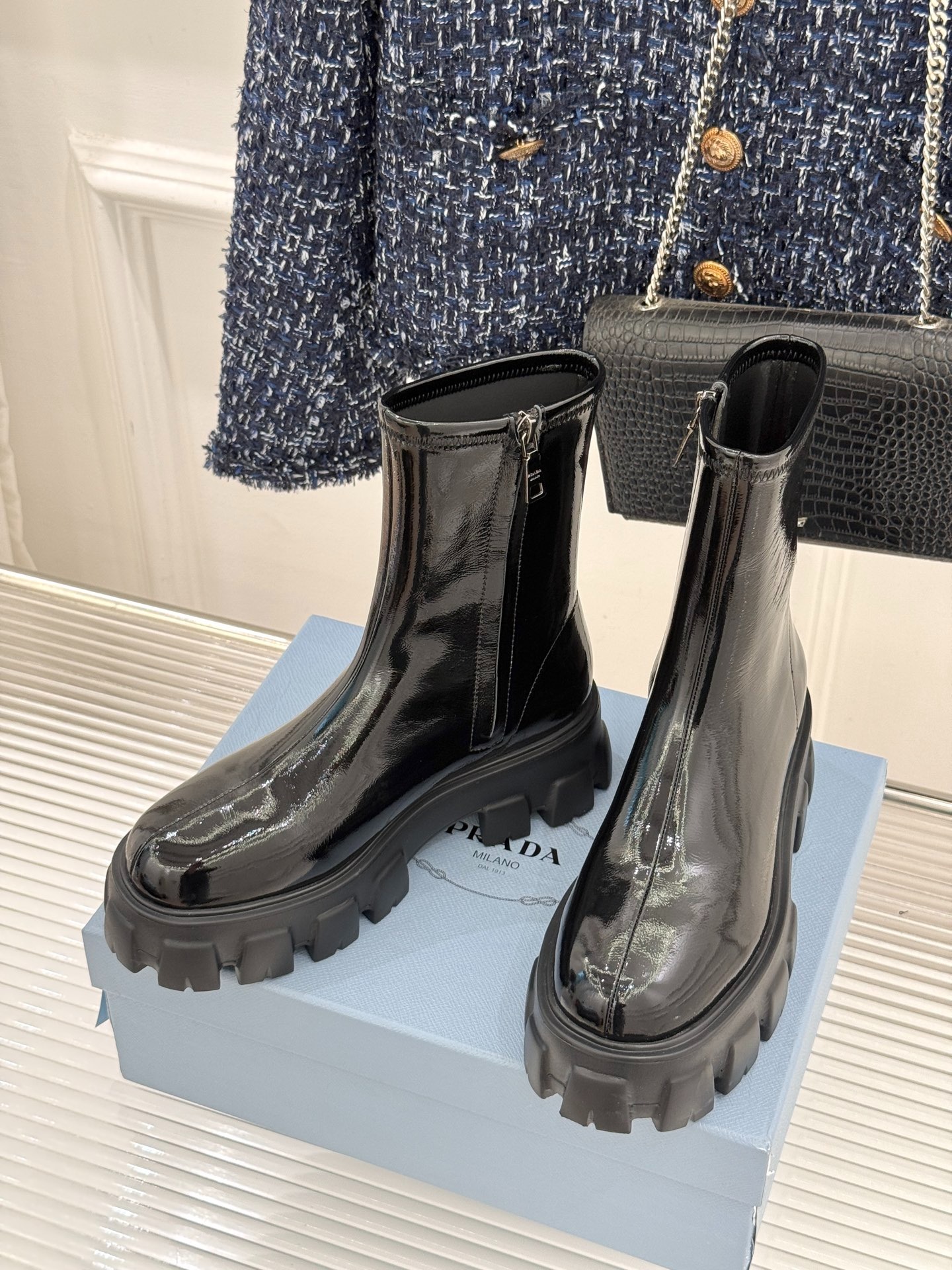 프라다 모놀리스 브러시드 가죽 첼시부츠