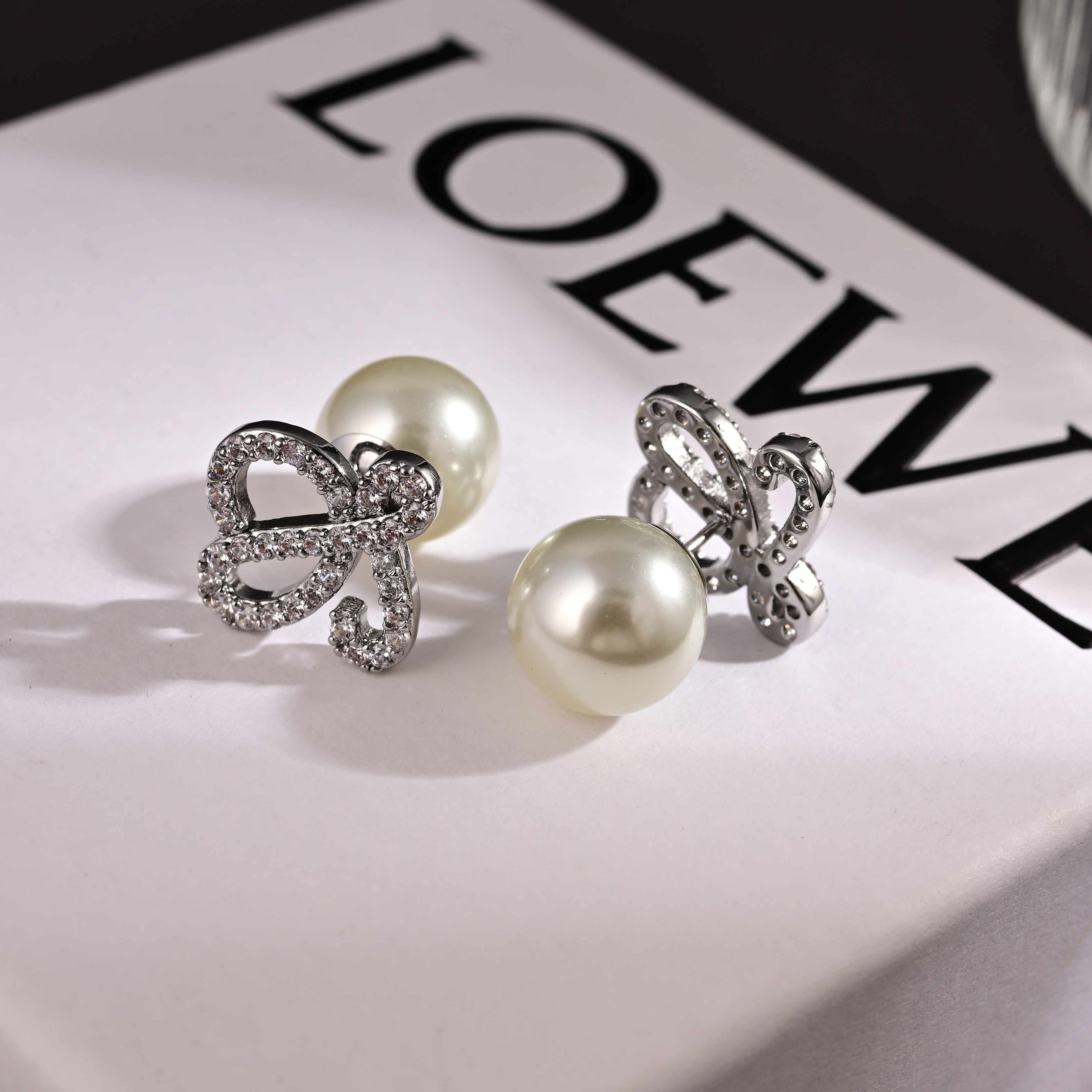 로에베 새로운 레터링 이어링