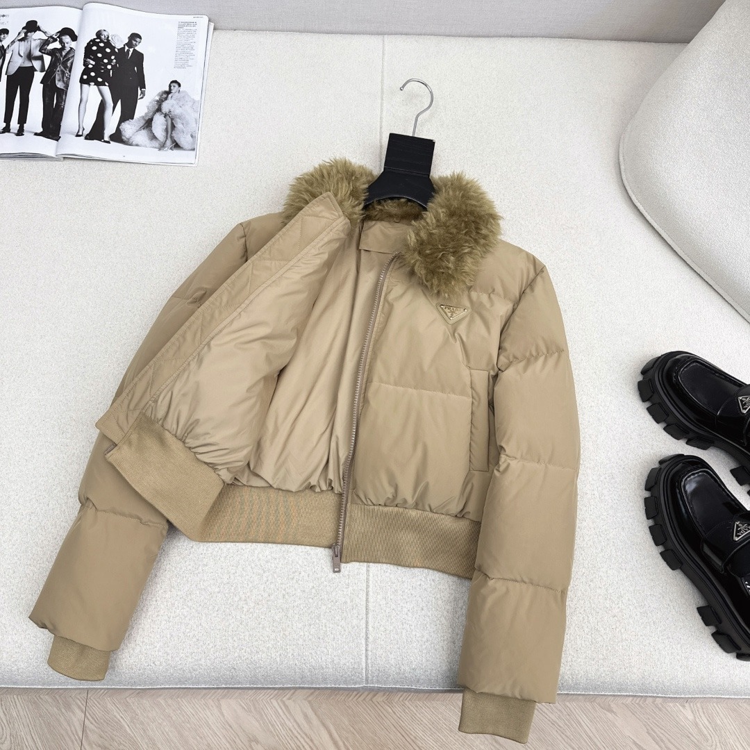 프라다 신상 양털카라 숏패딩