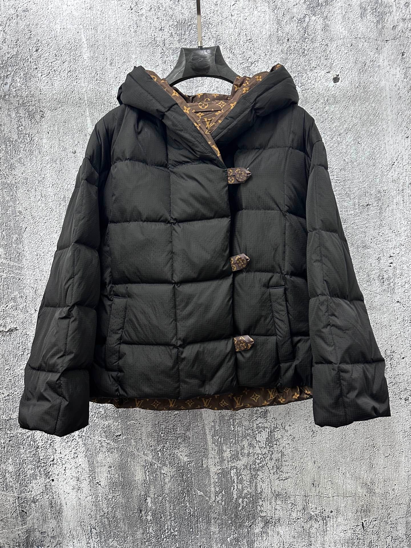 루이비통 슬리브드 필로우 푸퍼 재킷