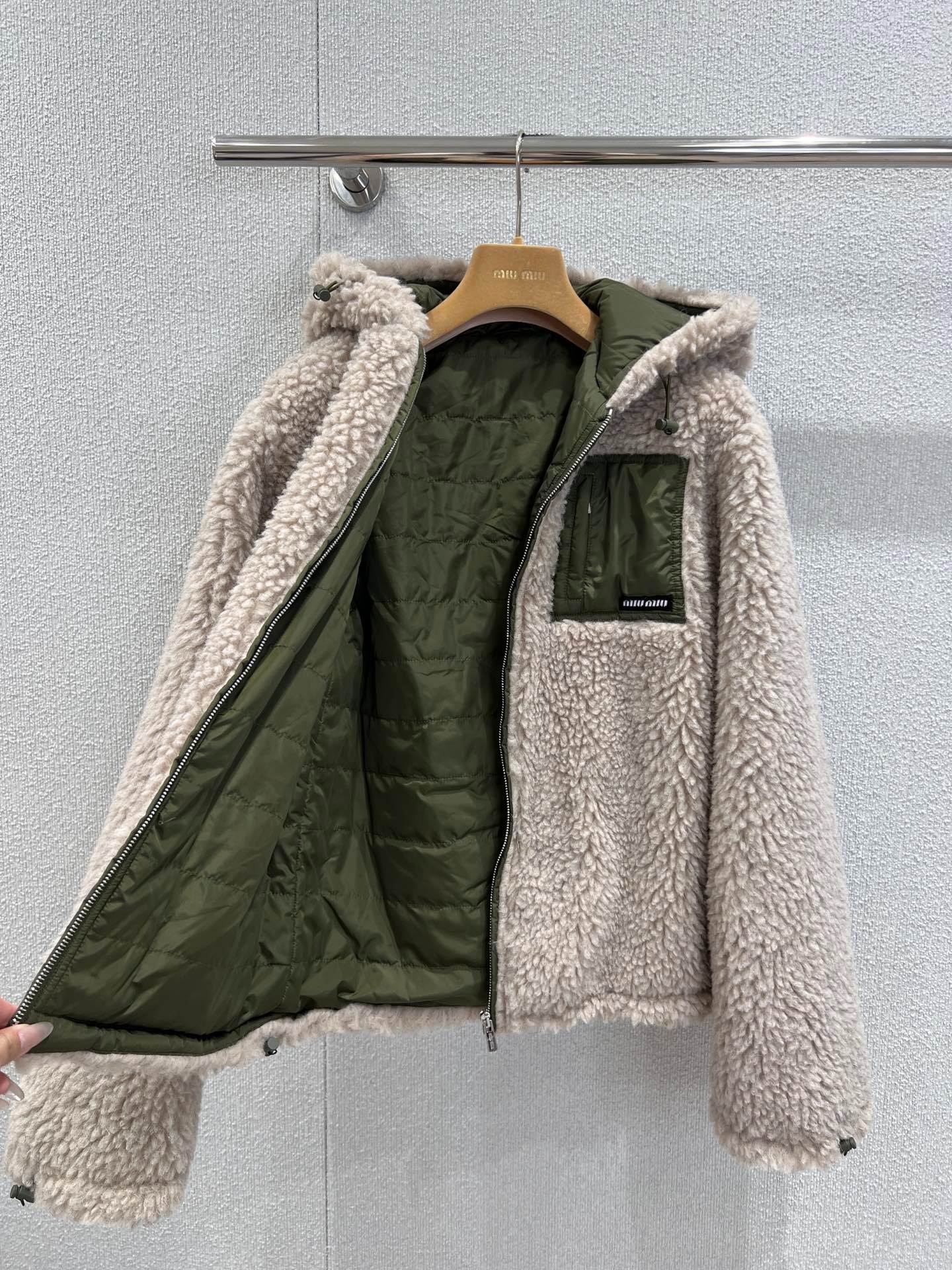 미우미우 25Fw 신상 푸들 패딩 점퍼